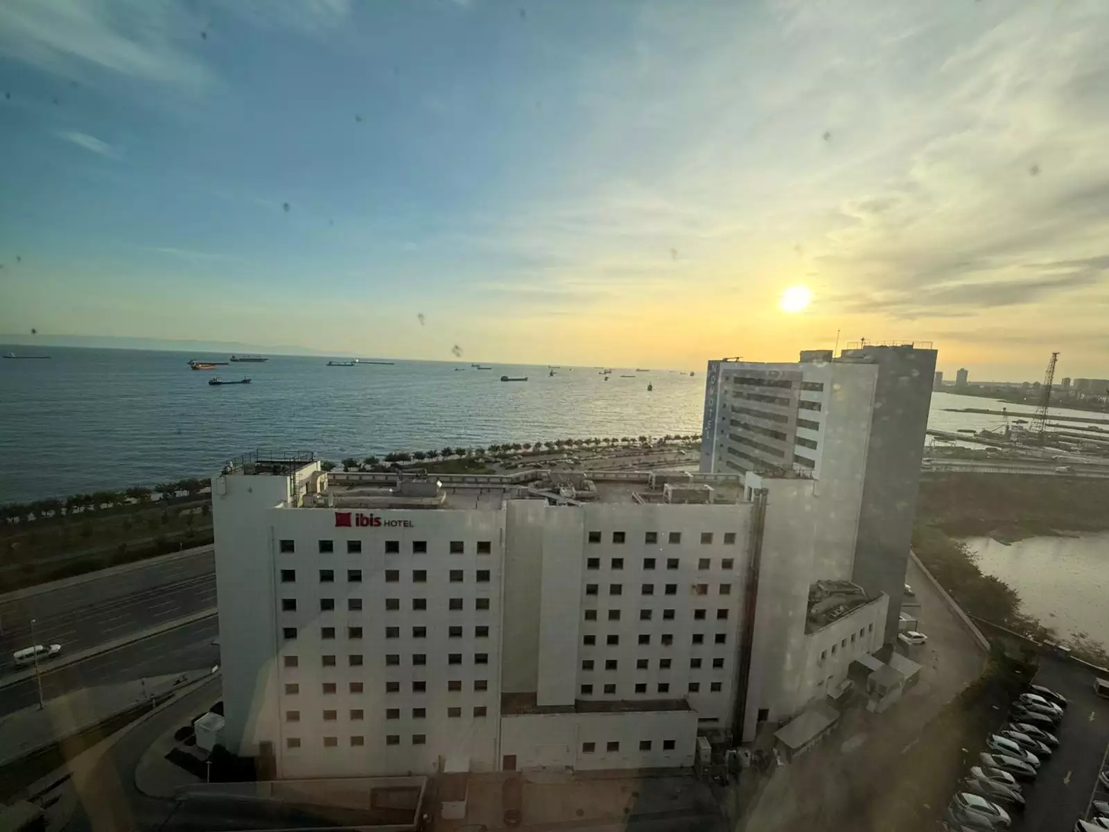 YEDİMAVİ PANAROMİK DENİZ MANZARALI EŞYALI SATILIK 5+1 DAİRE