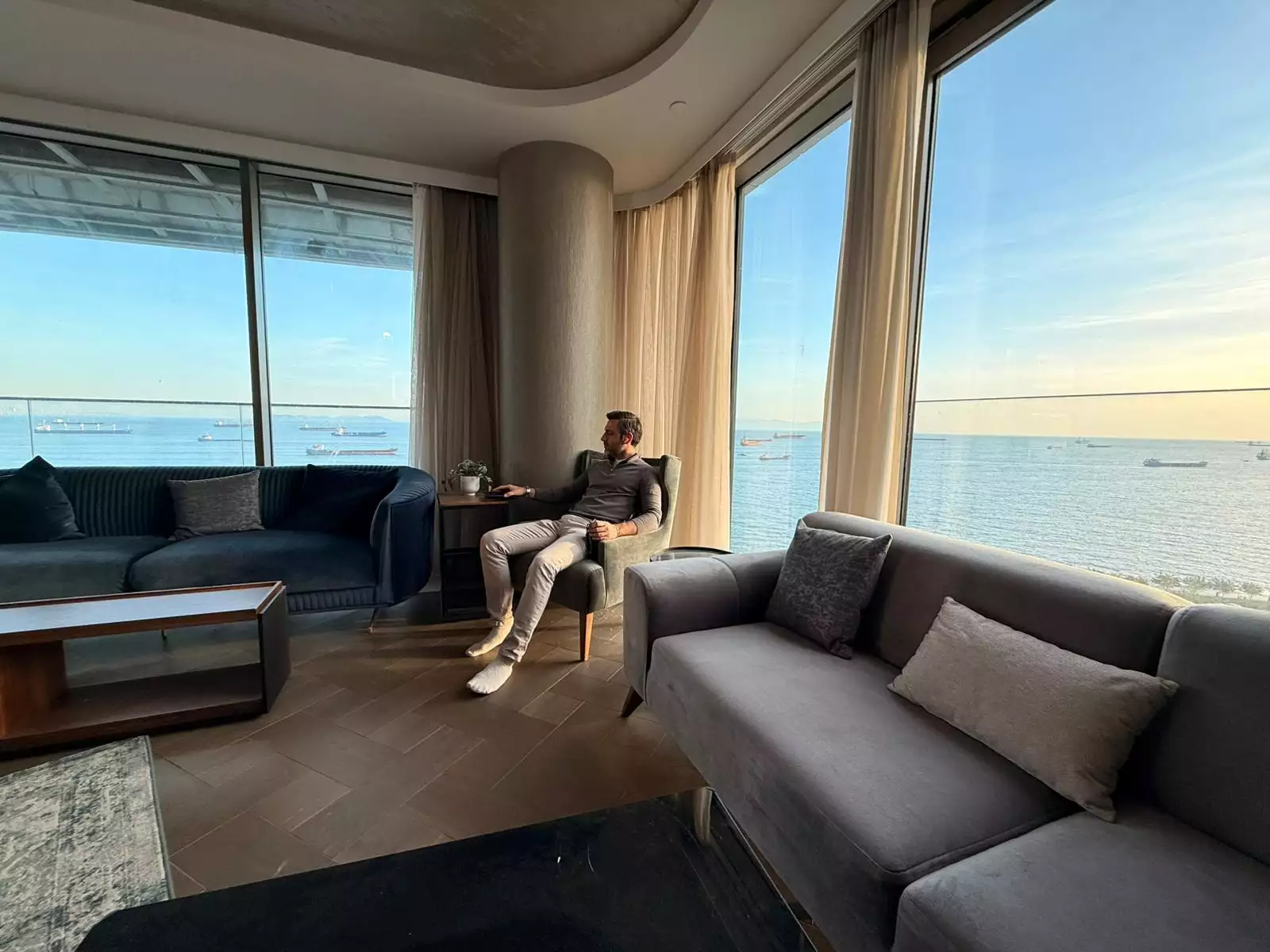 YEDİMAVİ PANAROMİK DENİZ MANZARALI EŞYALI SATILIK 5+1 DAİRE