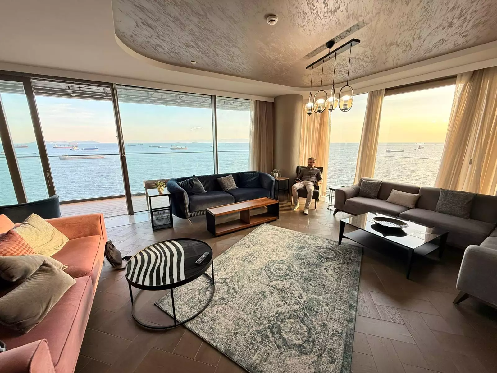 YEDİMAVİ PANAROMİK DENİZ MANZARALI EŞYALI SATILIK 5+1 DAİRE