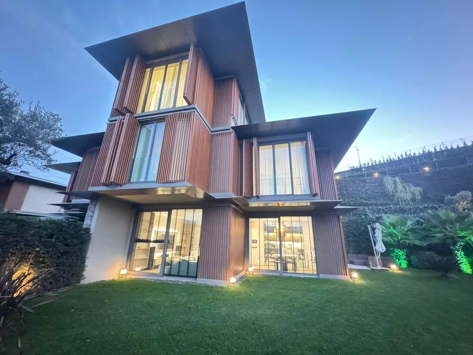 TAPULU-RİVA DÜŞLER VADİSİNDE ÖZEL TASARIM 4+1 SATILIK VİLLA