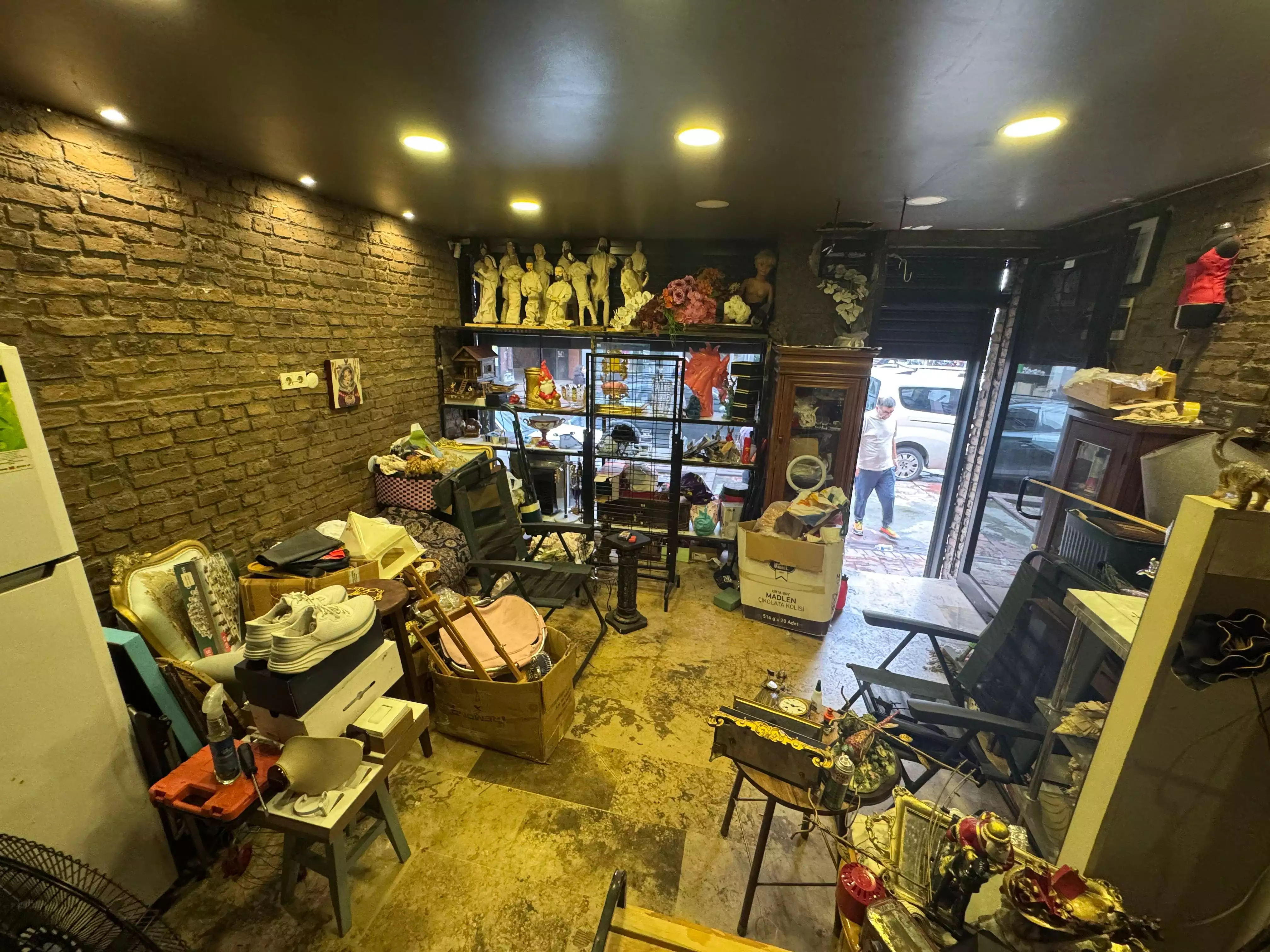 KASIMPAŞADA CADDE ÜZERİNDE SATILIK KÖŞE DÜKKAN (KAT MÜLKİYETLİ)