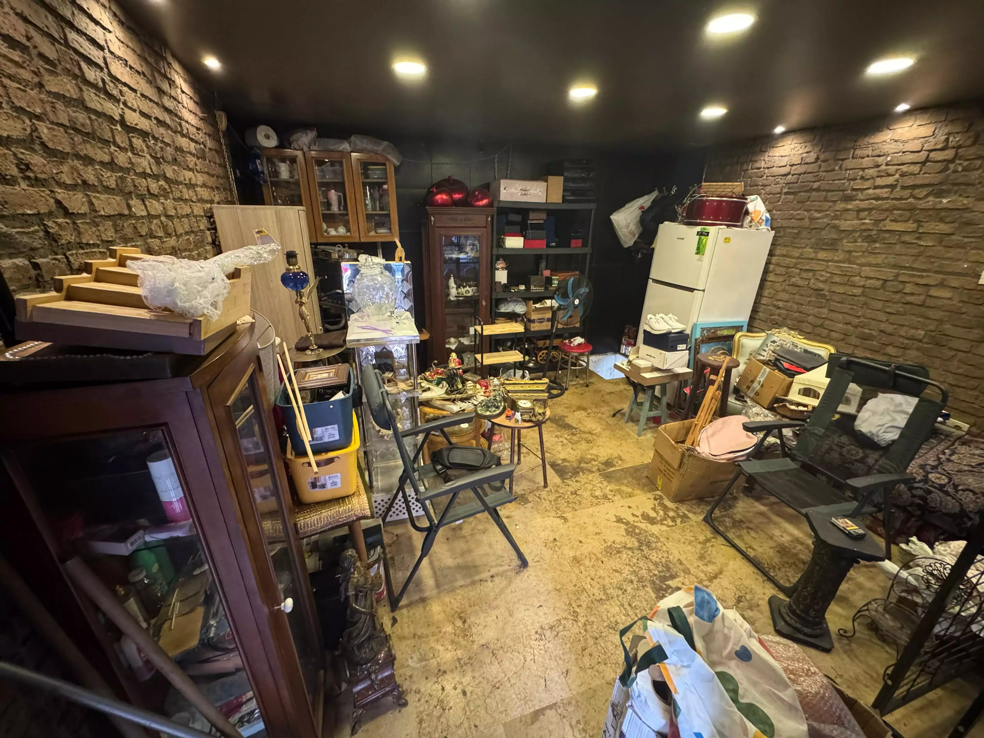 KASIMPAŞADA CADDE ÜZERİNDE SATILIK KÖŞE DÜKKAN (KAT MÜLKİYETLİ)