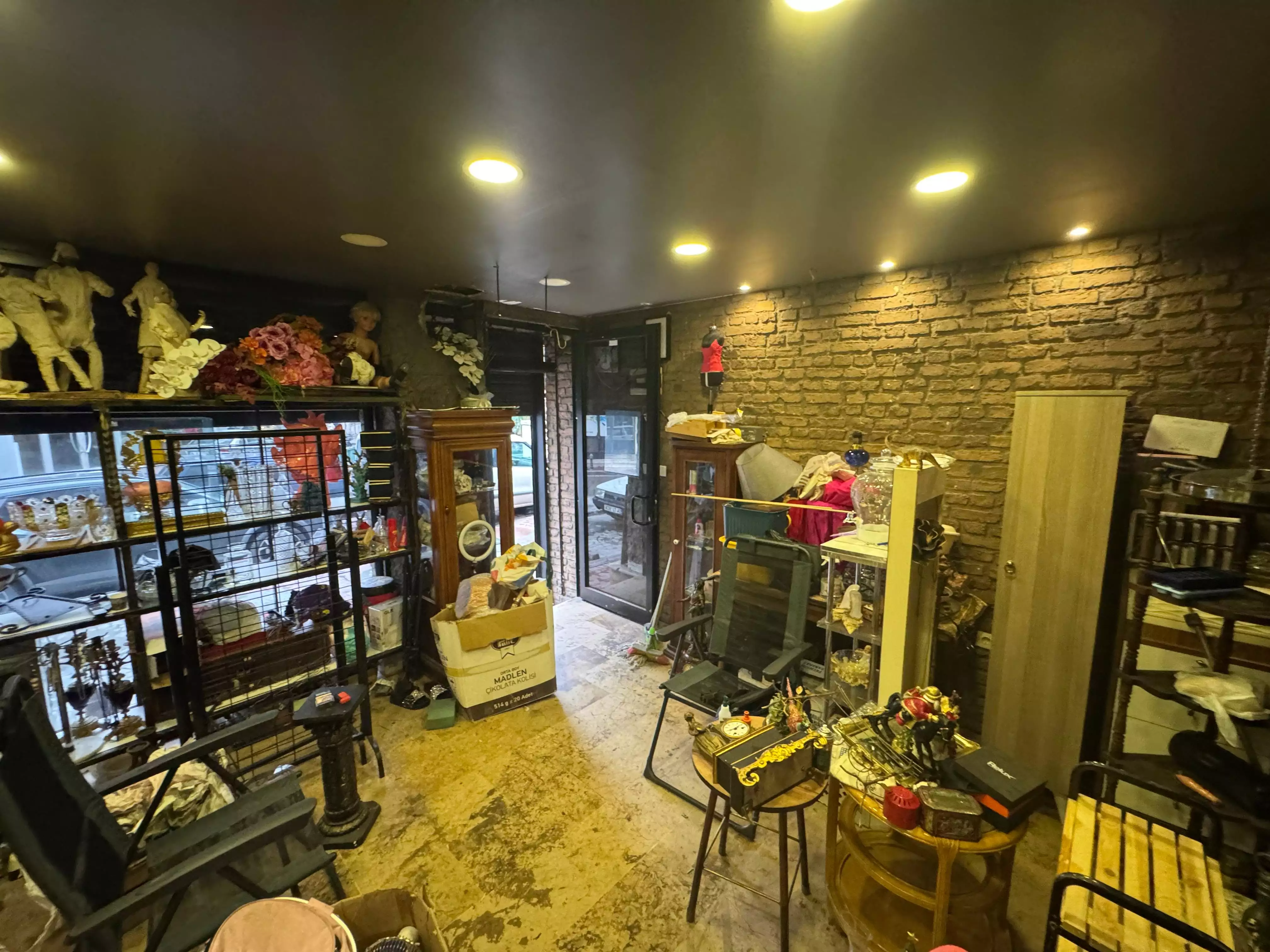 KASIMPAŞADA CADDE ÜZERİNDE SATILIK KÖŞE DÜKKAN (KAT MÜLKİYETLİ)