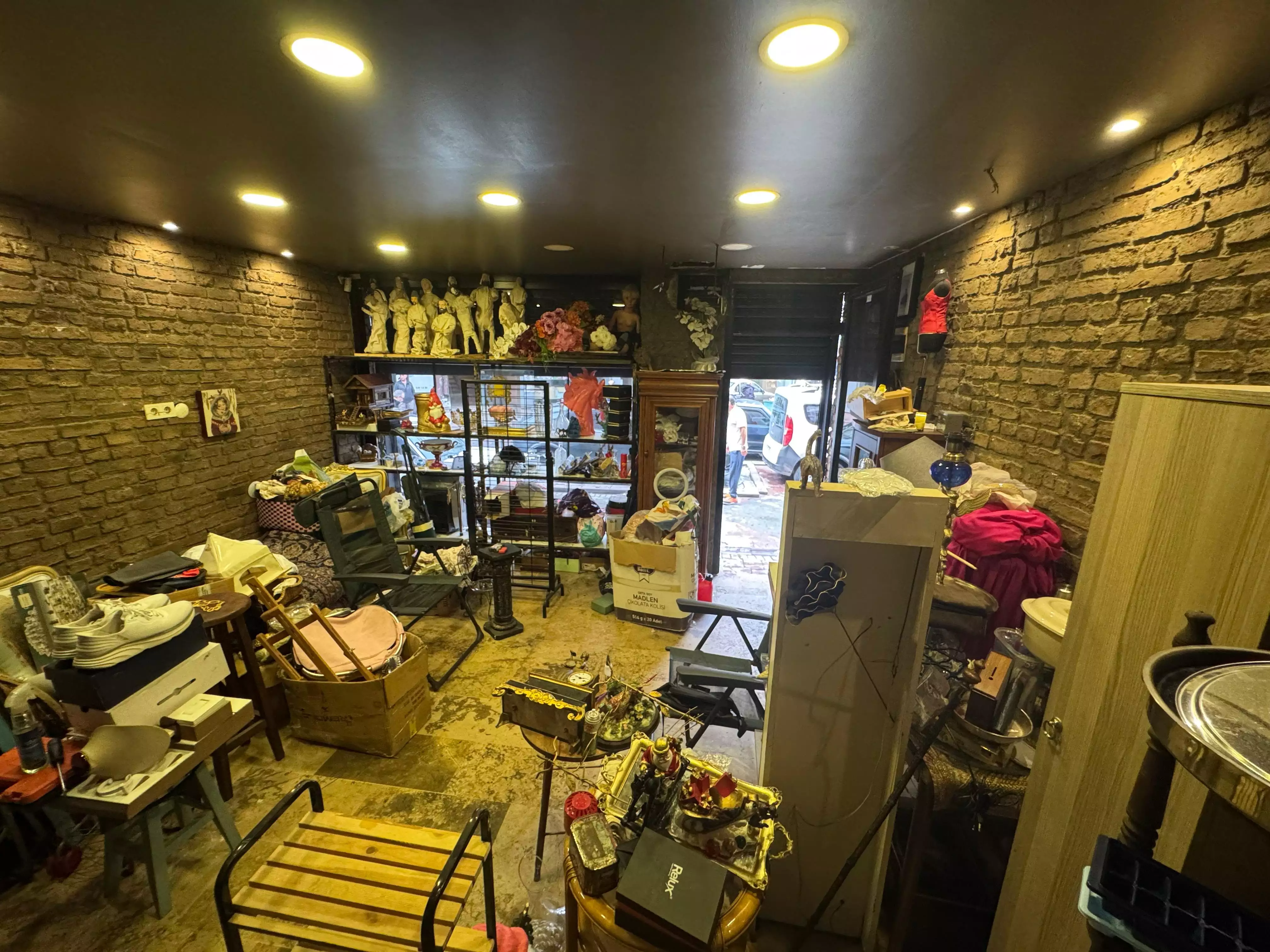 KASIMPAŞADA CADDE ÜZERİNDE SATILIK KÖŞE DÜKKAN (KAT MÜLKİYETLİ)