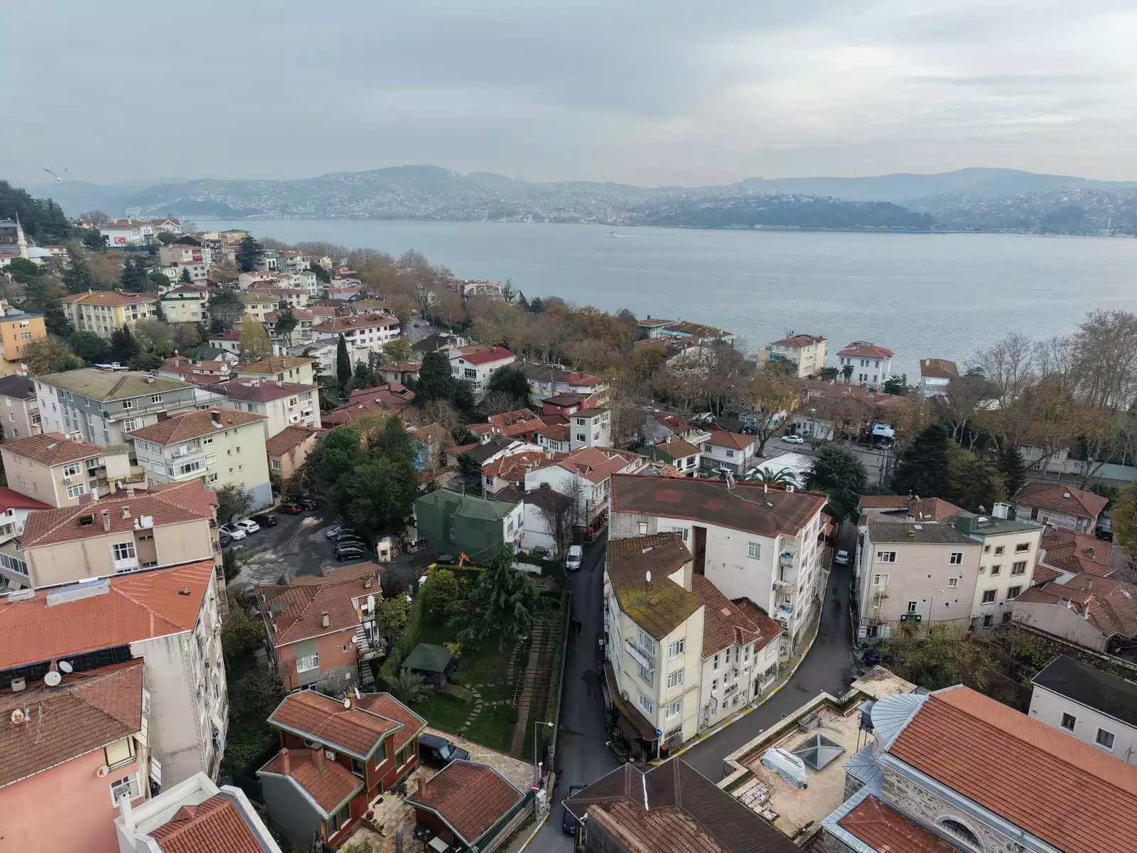 YENİKÖY'DE YATIRIMA UYGUN 3 KATLI 130 M2 ARSALI SATILIK BİNA