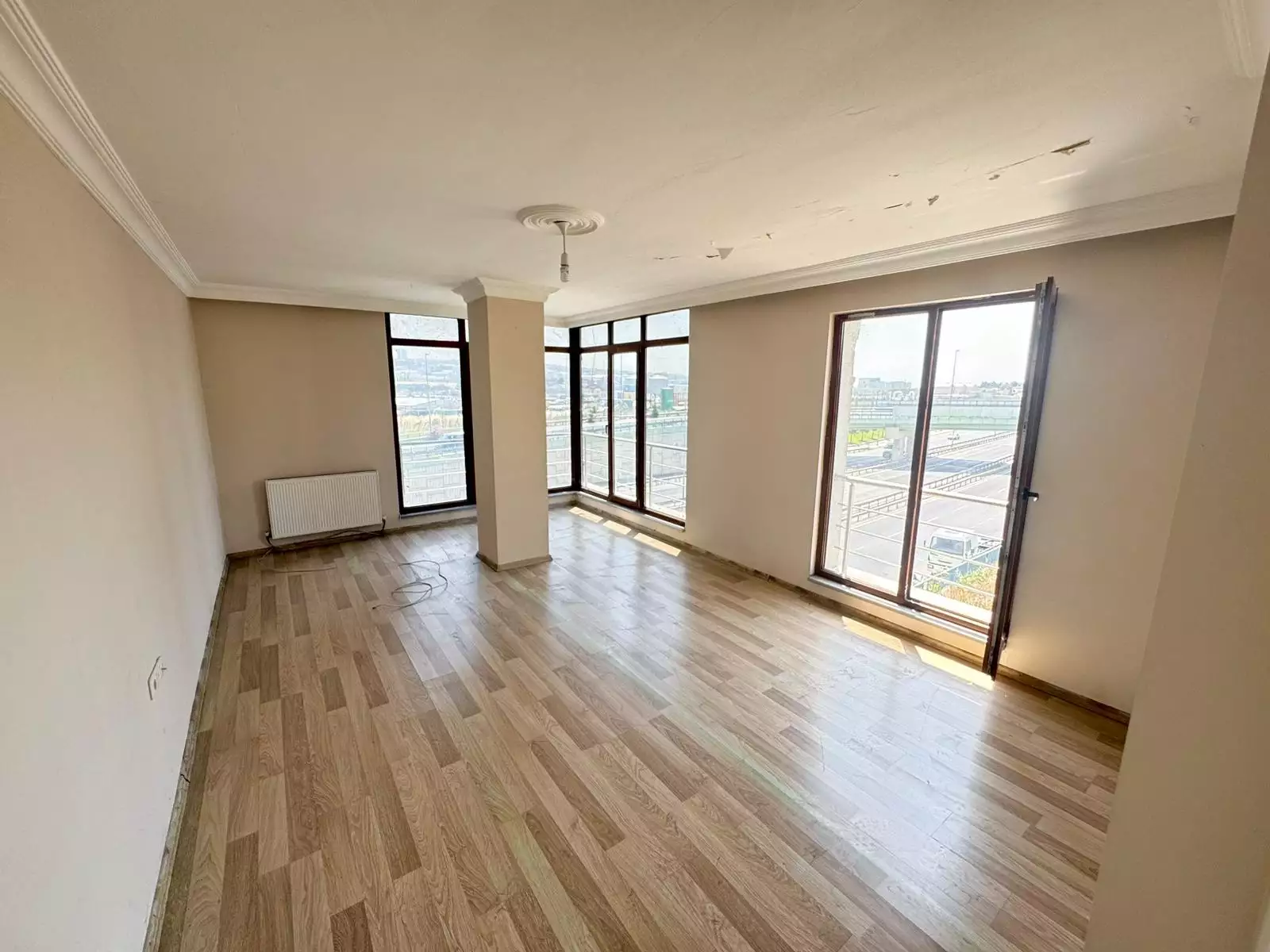 BEYLİKDÜZÜ YAKUPLU'DA ANA CADDE ÜZERİNDE 3+2 SATILIK DUBLEKS