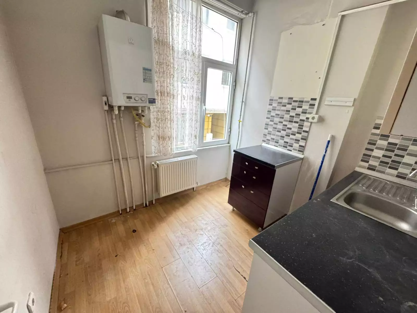 KADIKÖY HAŞANPAŞA’DA GAZHANE KÜLTÜR MERKEZİNİN HEMEN YANINDA METROYA ÇOK YAKIN KONUMDA SATILIK 320 M2 DÜKKAN MAĞAZA