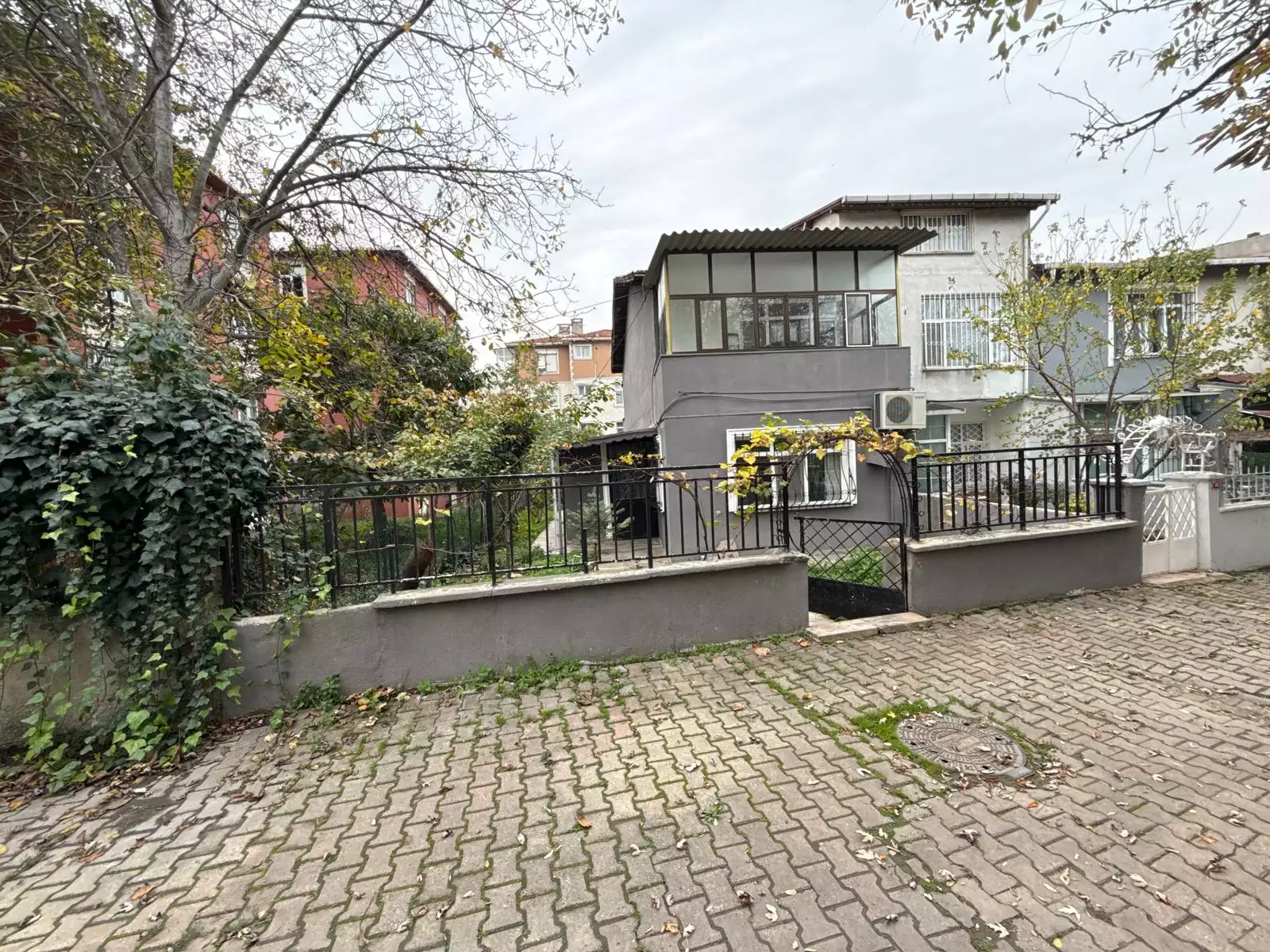 BAHÇELİEVLERDE SİTE İÇİNDE BAHÇELİ 2 KATLI SATILIK MÜSTAKİL EV