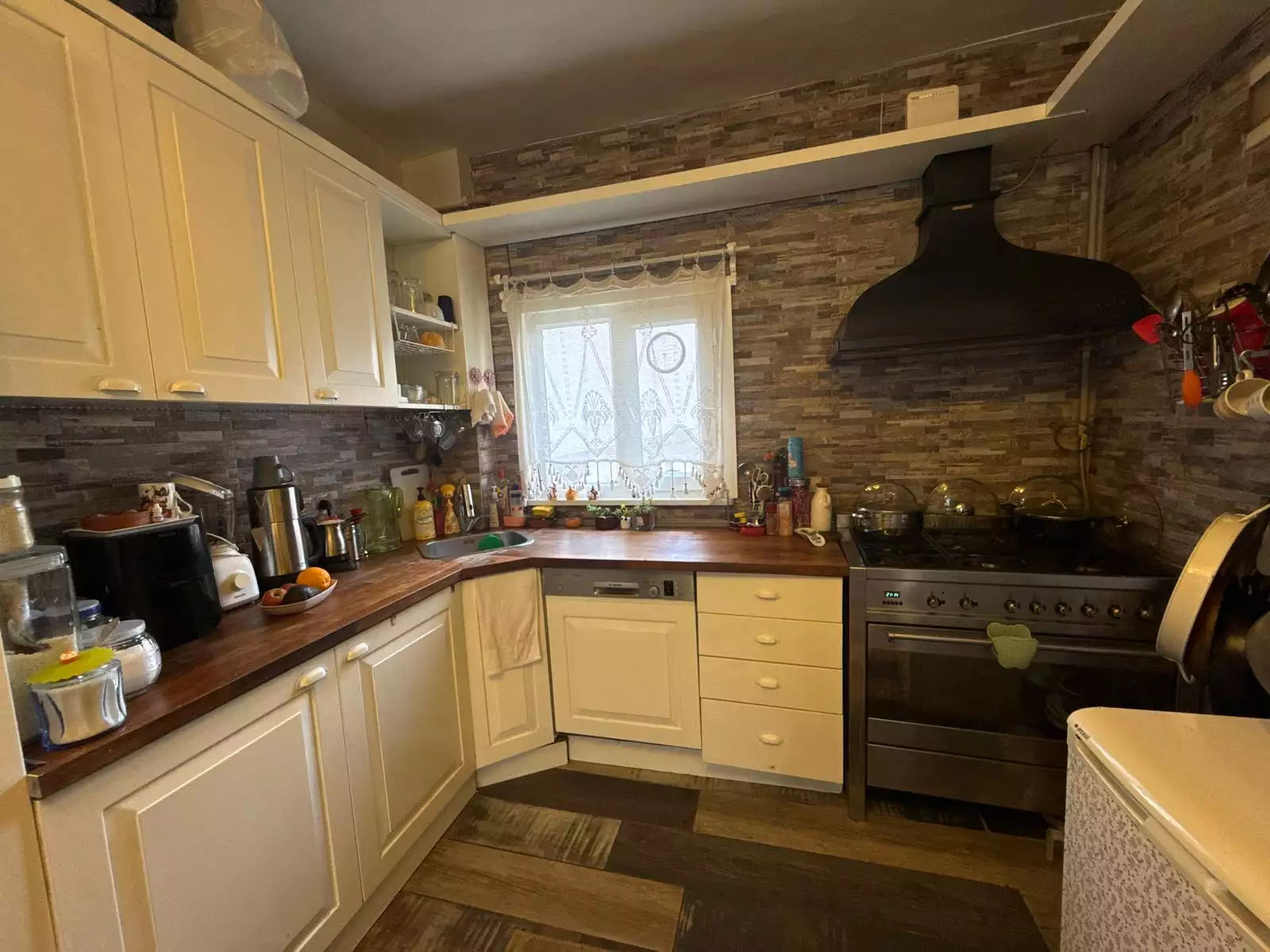 YENİKÖY'DE SAHİLE 100 METRE MESAFEDE SATILIK 2+1 DAİRE