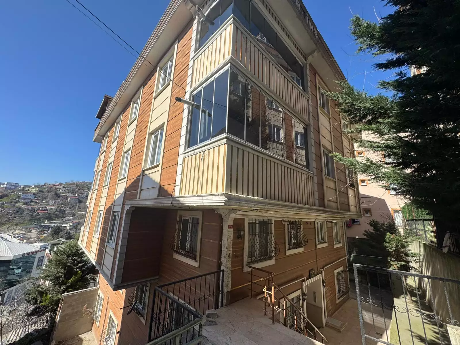 ESENTEPE MAHALLESİNDE 11 YILLIK BİNADA KİRALIK 3+1 DAİRE