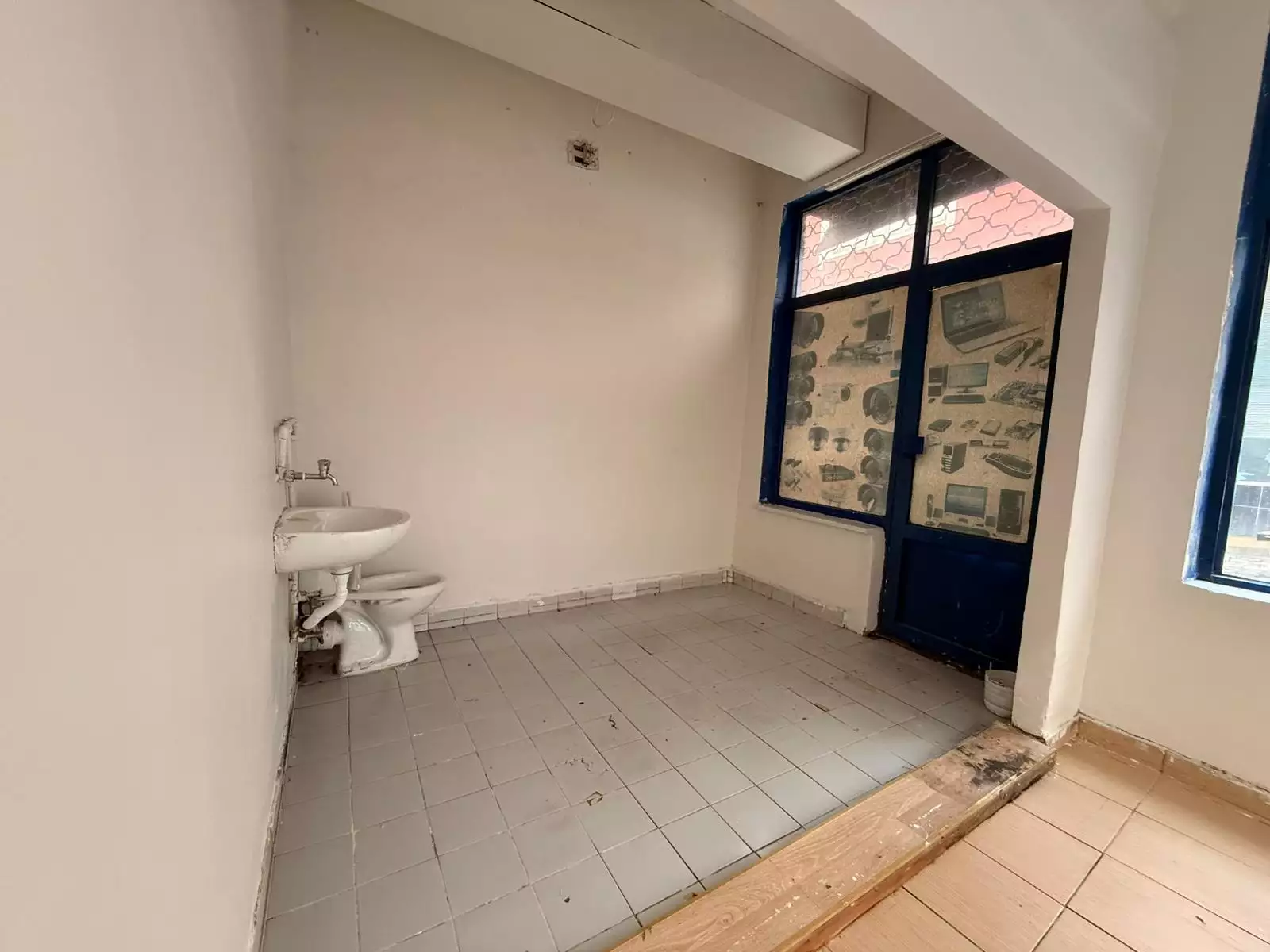 KAĞITHANE EMNİYET EVLERDE METROYA ÇOK YAKIN KİRALIK GİRİŞ DÜKKAN