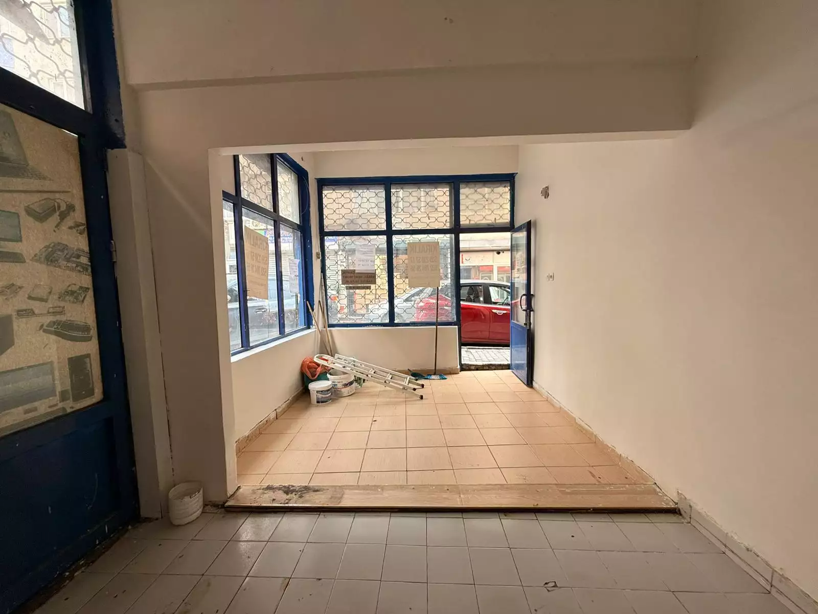 KAĞITHANE EMNİYET EVLERDE METROYA ÇOK YAKIN KİRALIK GİRİŞ DÜKKAN