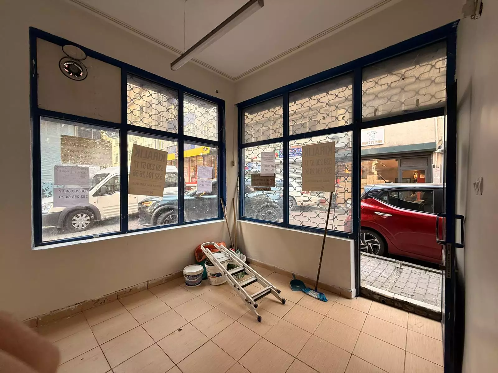 KAĞITHANE EMNİYET EVLERDE METROYA ÇOK YAKIN KİRALIK GİRİŞ DÜKKAN