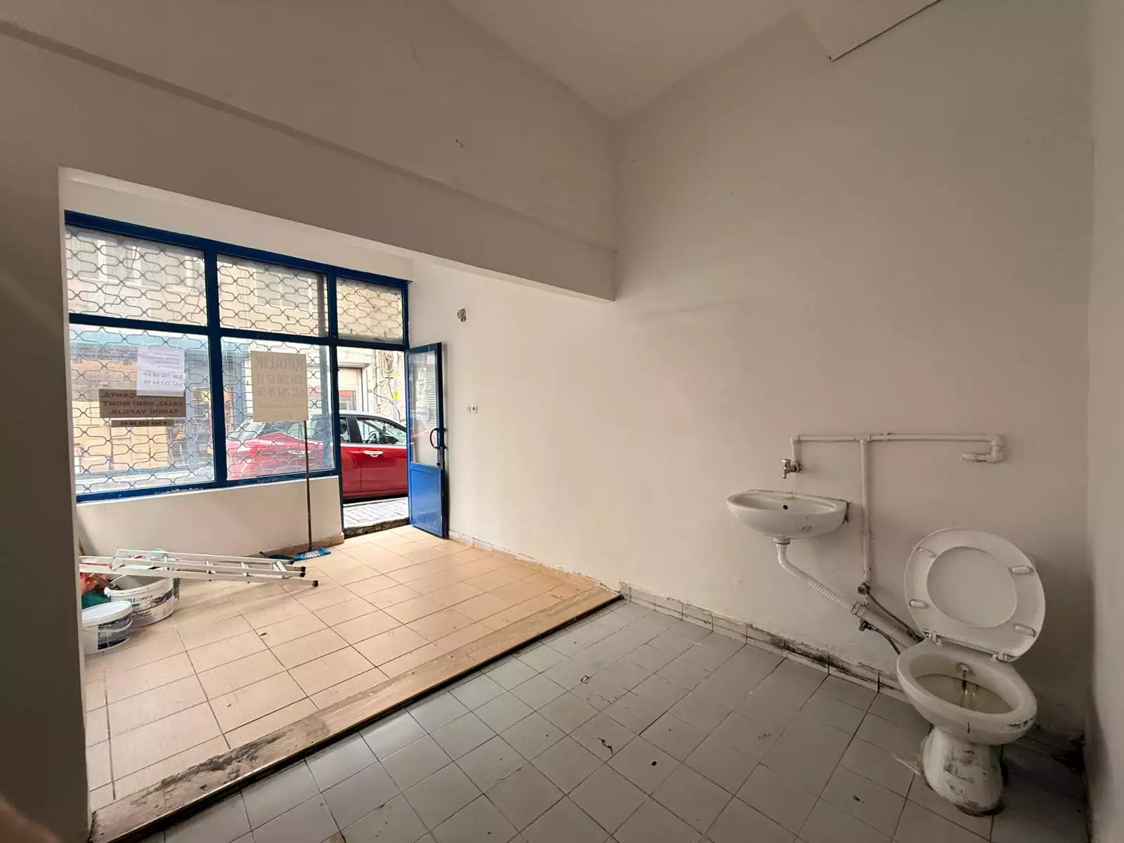 KAĞITHANE EMNİYET EVLERDE METROYA ÇOK YAKIN KİRALIK GİRİŞ DÜKKAN