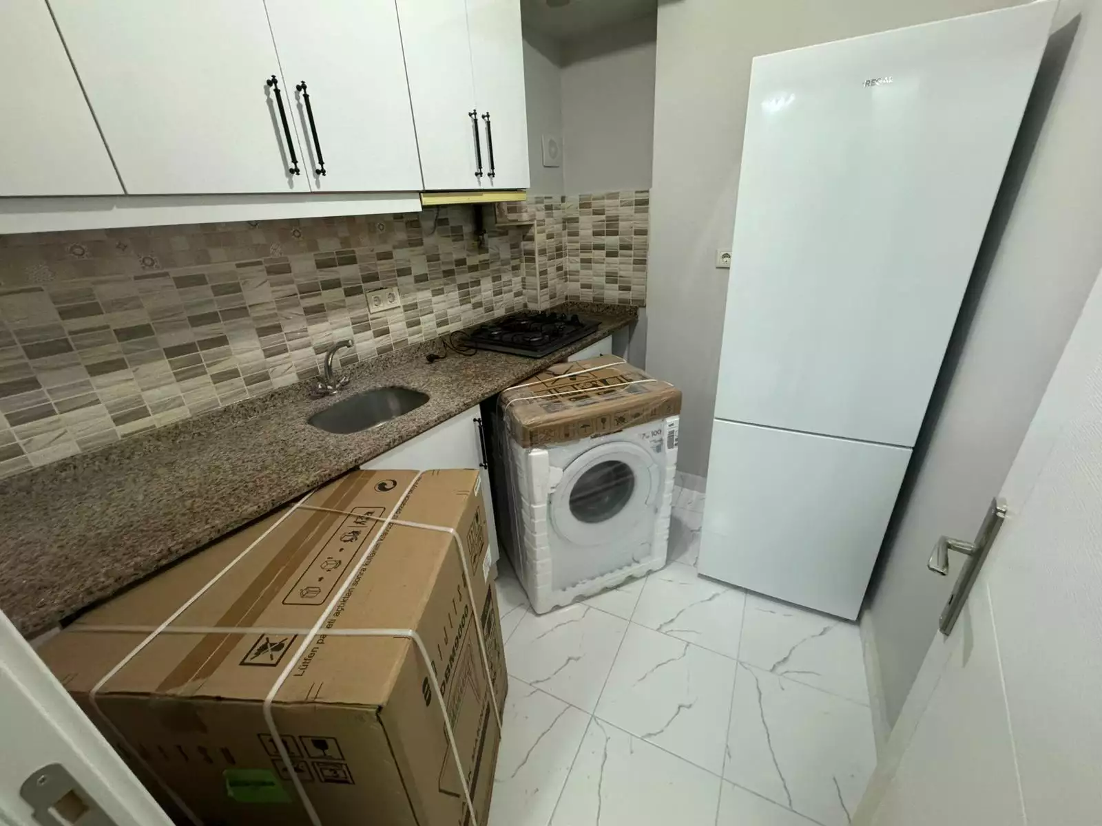 EŞYALI 2+1 KİRALIK DAİRE ÇELİKTEPE'DE 4 LEVENT METROYA 200 METRE