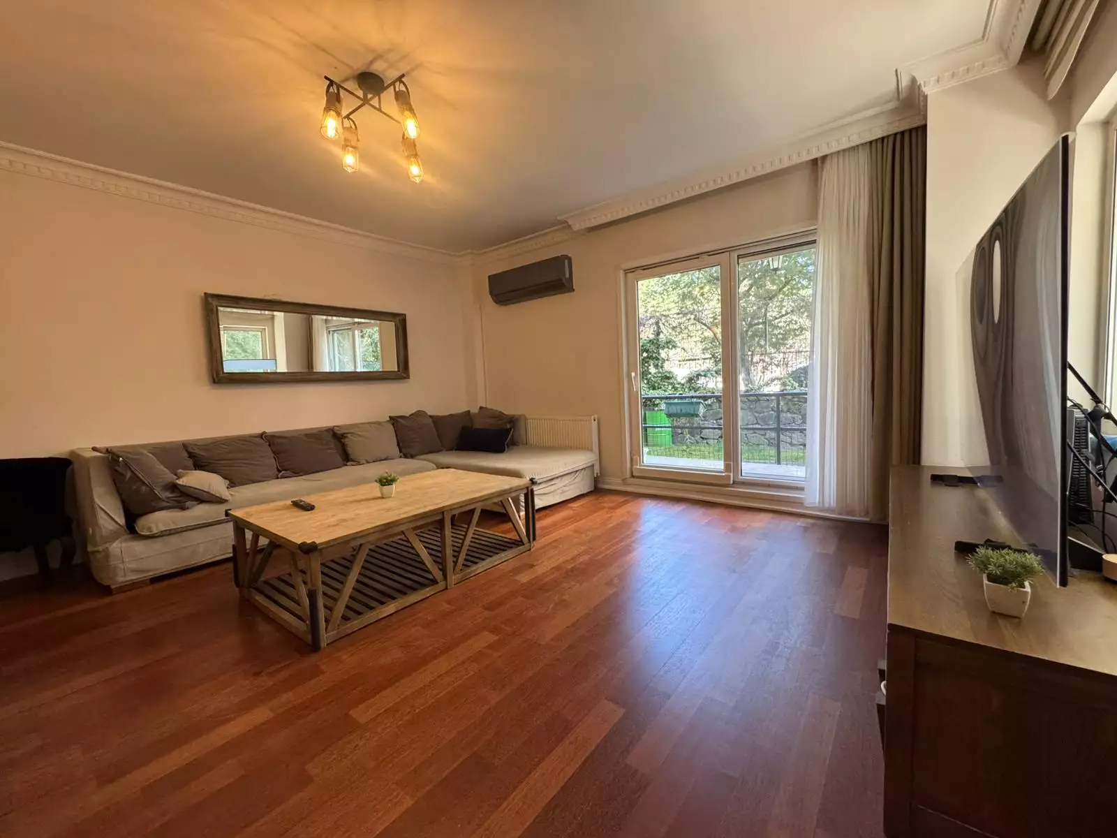 DARÜŞAFAKA HAVUZLU SİTE İÇERİSİNDE SATILIK 2+1 BAHÇE KATI DAİRE