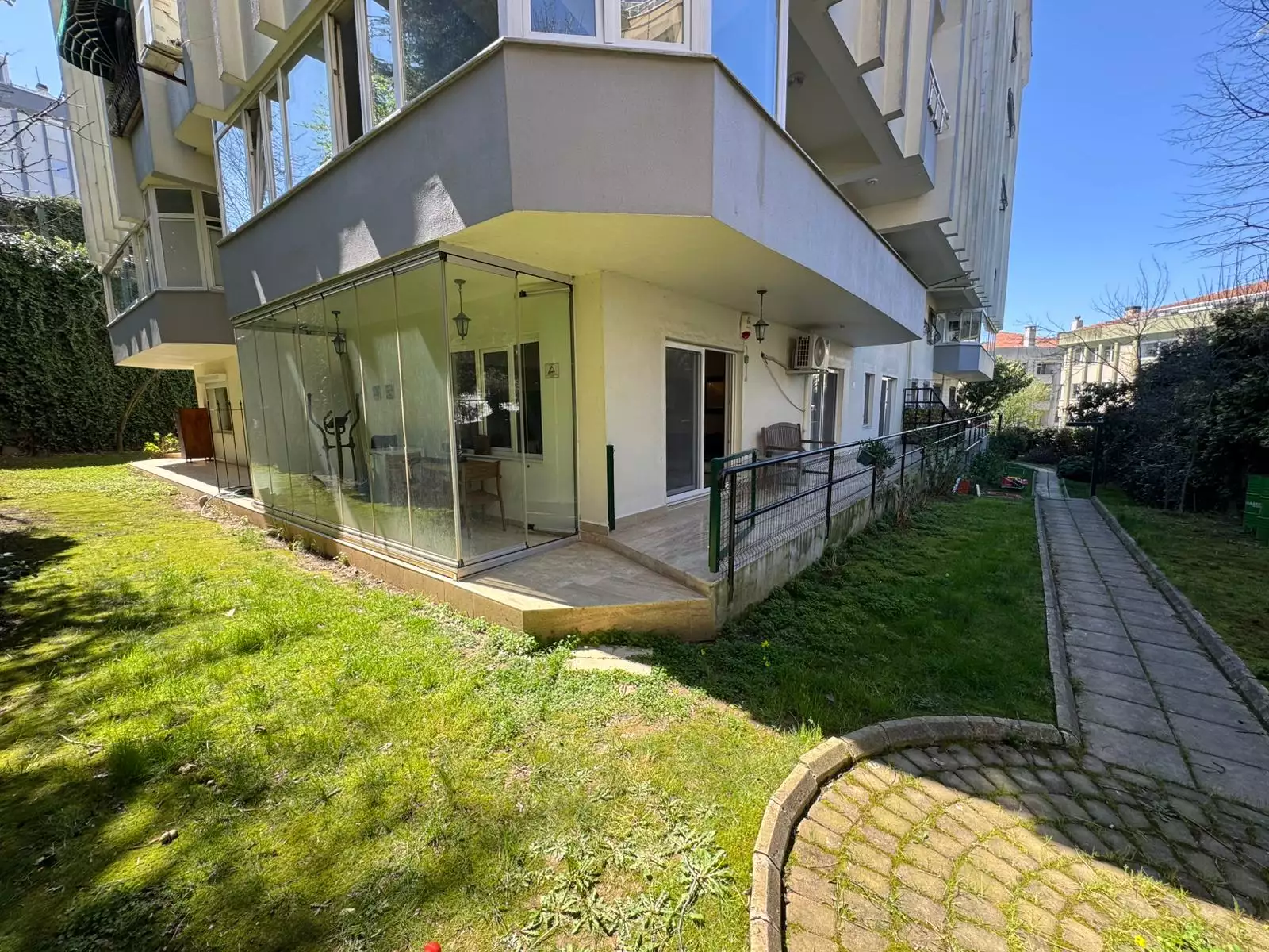 DARÜŞAFAKA HAVUZLU SİTE İÇERİSİNDE SATILIK 2+1 BAHÇE KATI DAİRE