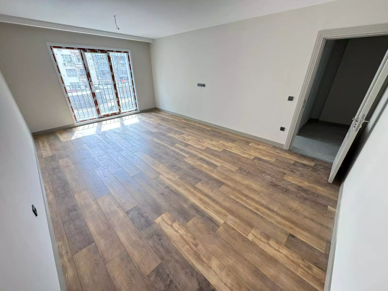 KADIKÖY'DE BOĞAYA 50 METRE UZAKLIKTA SIFIR BİNADA KİRALIK 2+1