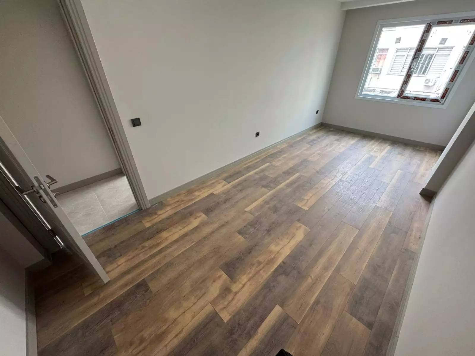 KADIKÖY'DE BOĞAYA 50 METRE UZAKLIKTA SIFIR BİNADA KİRALIK 2+1