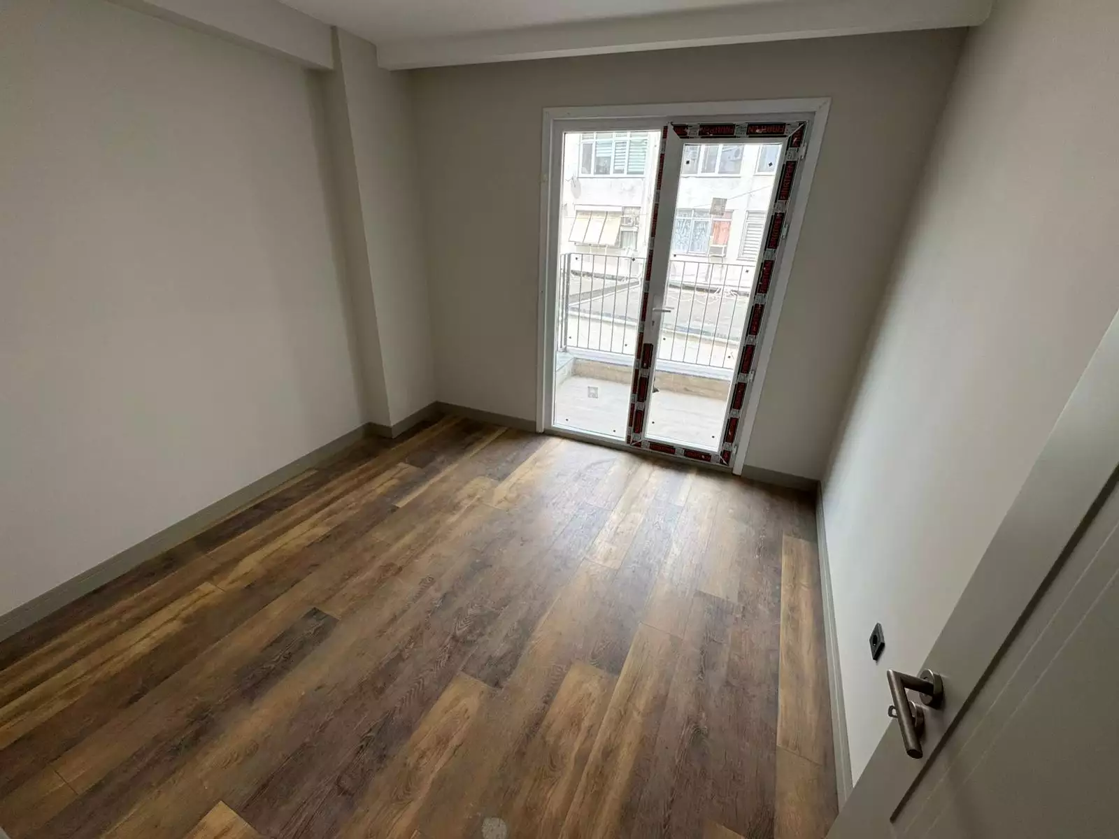 KADIKÖY'DE BOĞAYA 50 METRE UZAKLIKTA SIFIR BİNADA KİRALIK 2+1