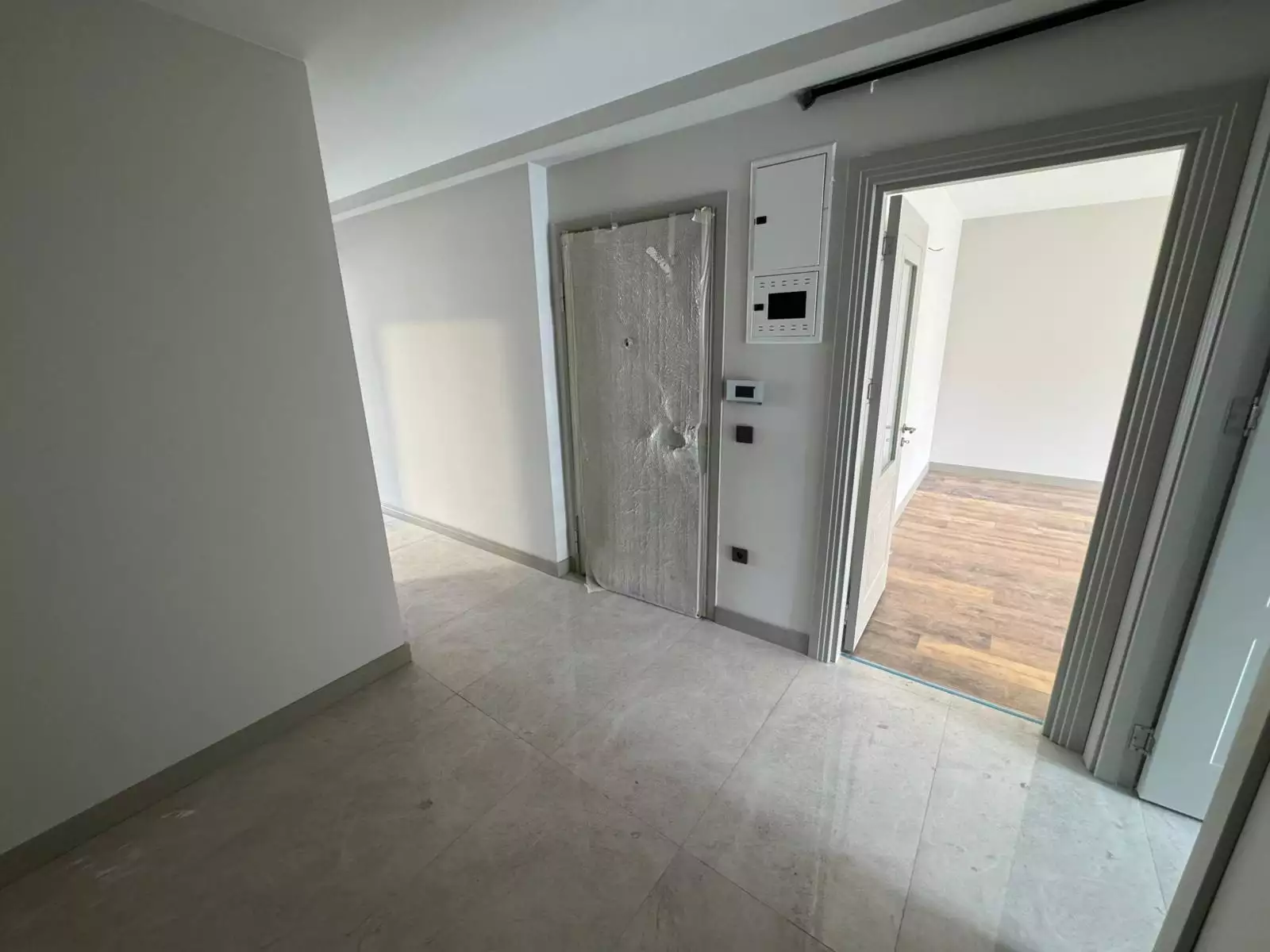 KADIKÖY'DE BOĞAYA 50 METRE UZAKLIKTA SIFIR BİNADA KİRALIK 2+1