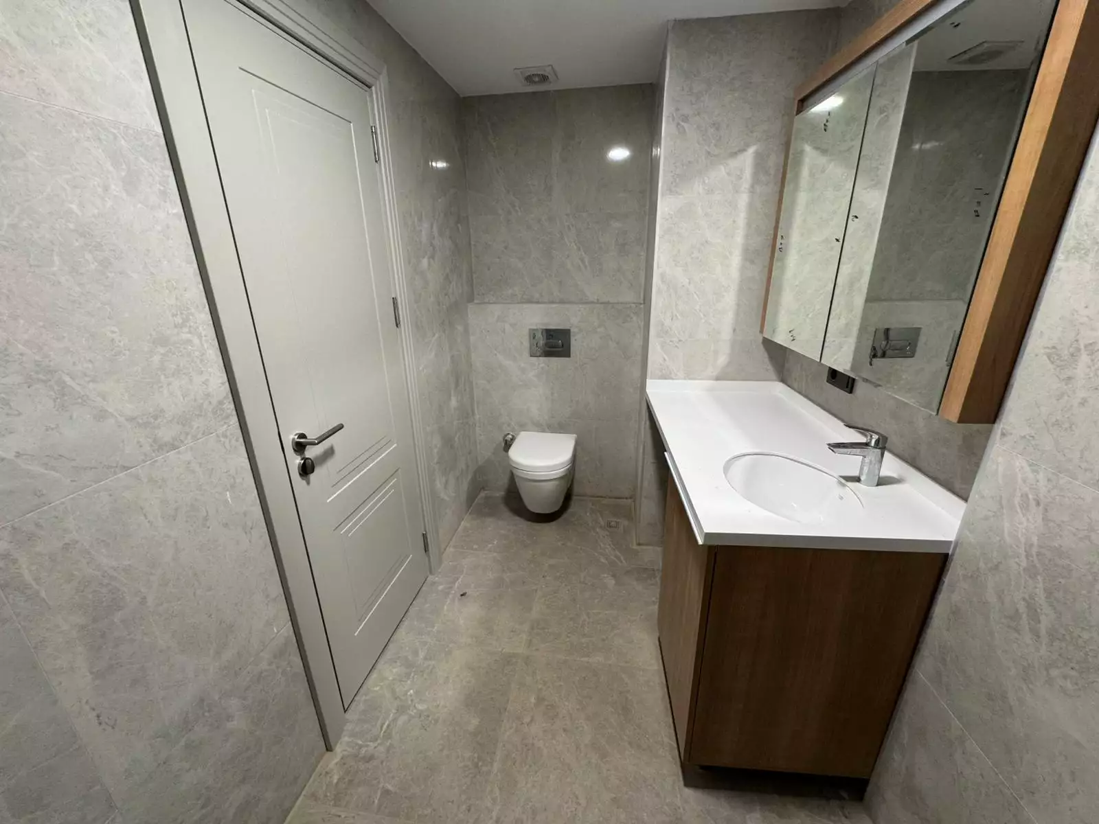 KADIKÖY'DE BOĞAYA 50 METRE UZAKLIKTA SIFIR BİNADA KİRALIK 2+1