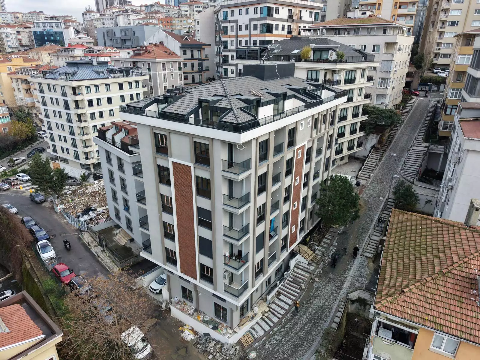 BEŞİKTAŞ DİKİLİTAŞTA YENİ BİNADA BAHÇELİ GENİŞ 1+1 SATILIK DAİRE