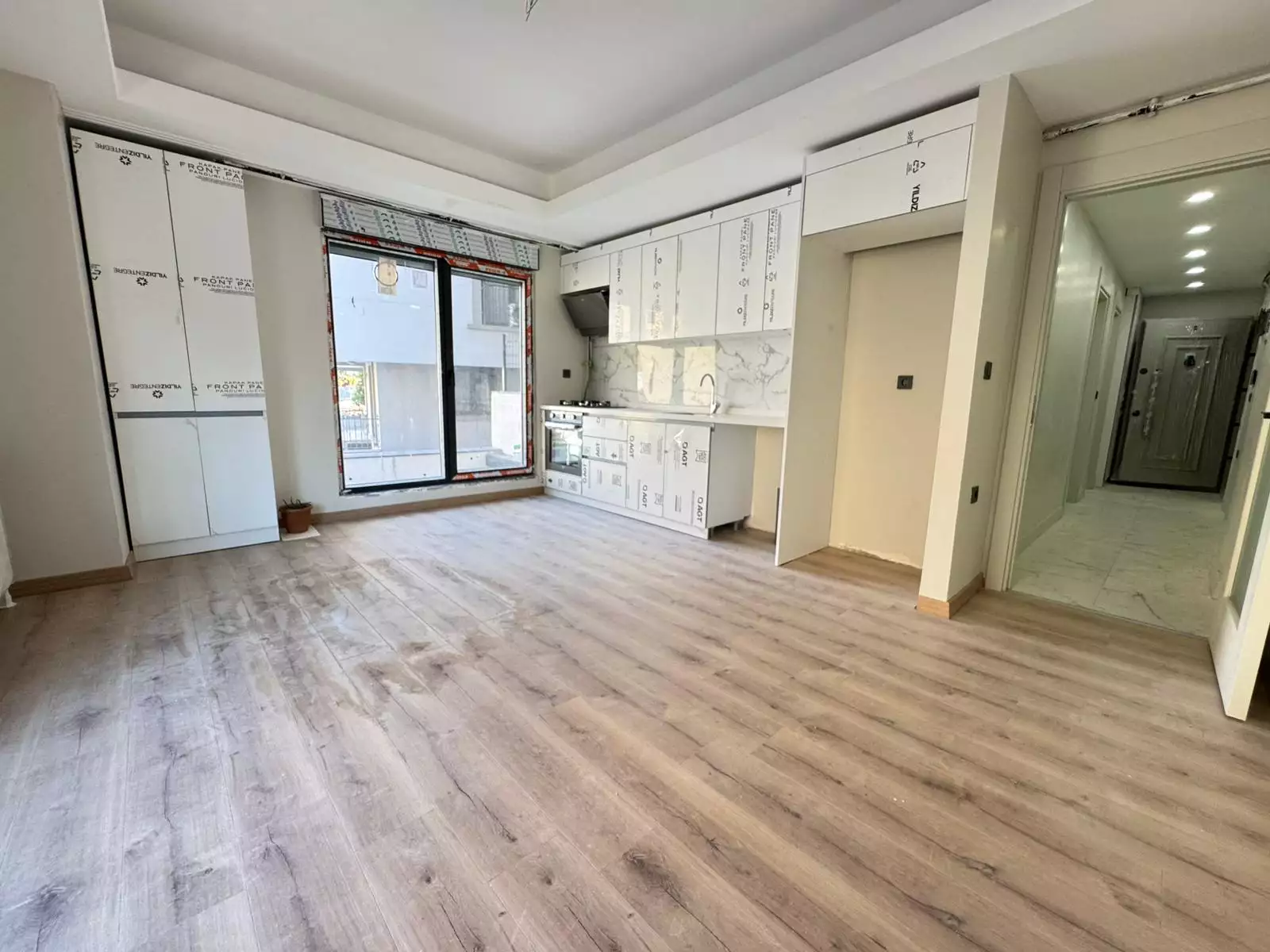 BEŞİKTAŞ DİKİLİTAŞTA YENİ BİNADA BAHÇELİ GENİŞ 1+1 SATILIK DAİRE