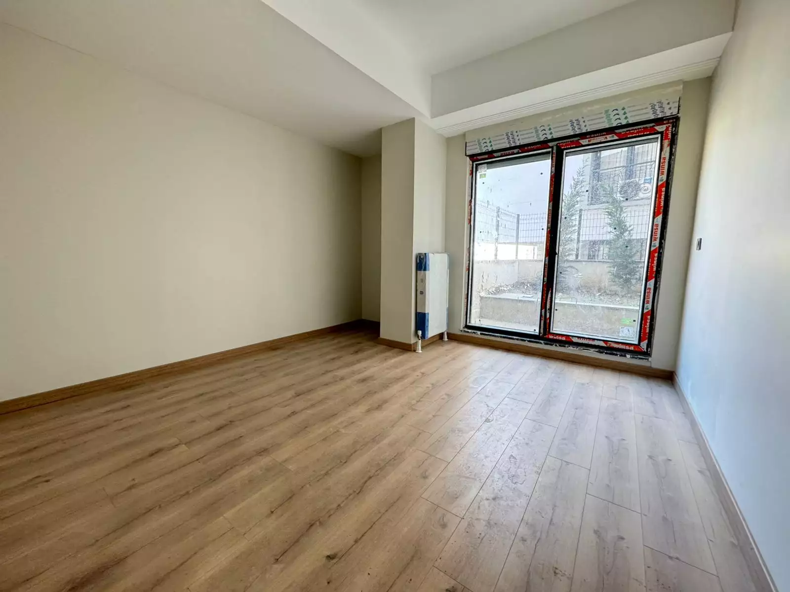 BEŞİKTAŞ DİKİLİTAŞTA YENİ BİNADA BAHÇELİ GENİŞ 1+1 SATILIK DAİRE