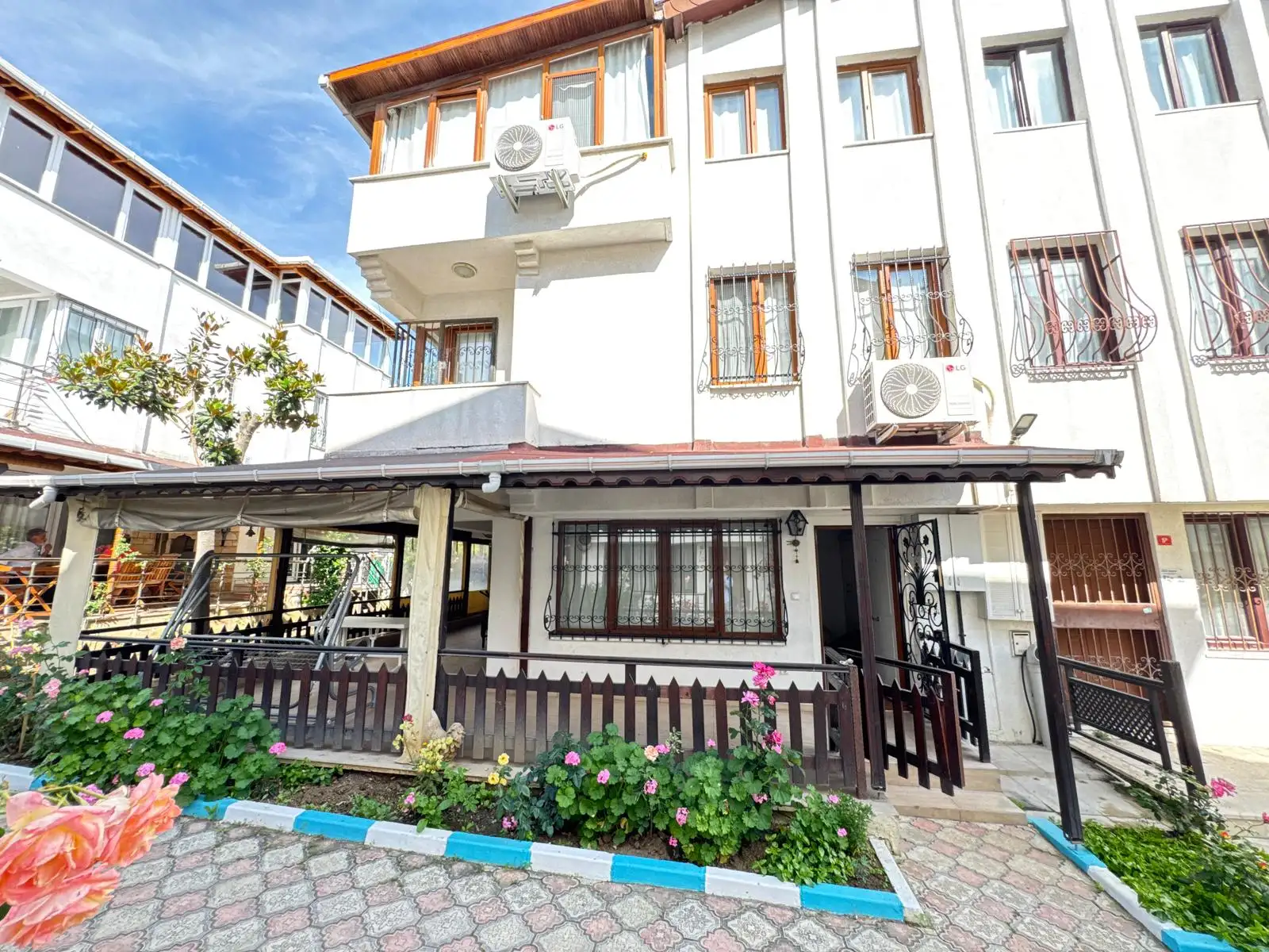 KUMBURGAZDA DENİZE 50 METRE SİTE İÇİNDE EŞYALI SATILIK 5+2 VİLLA