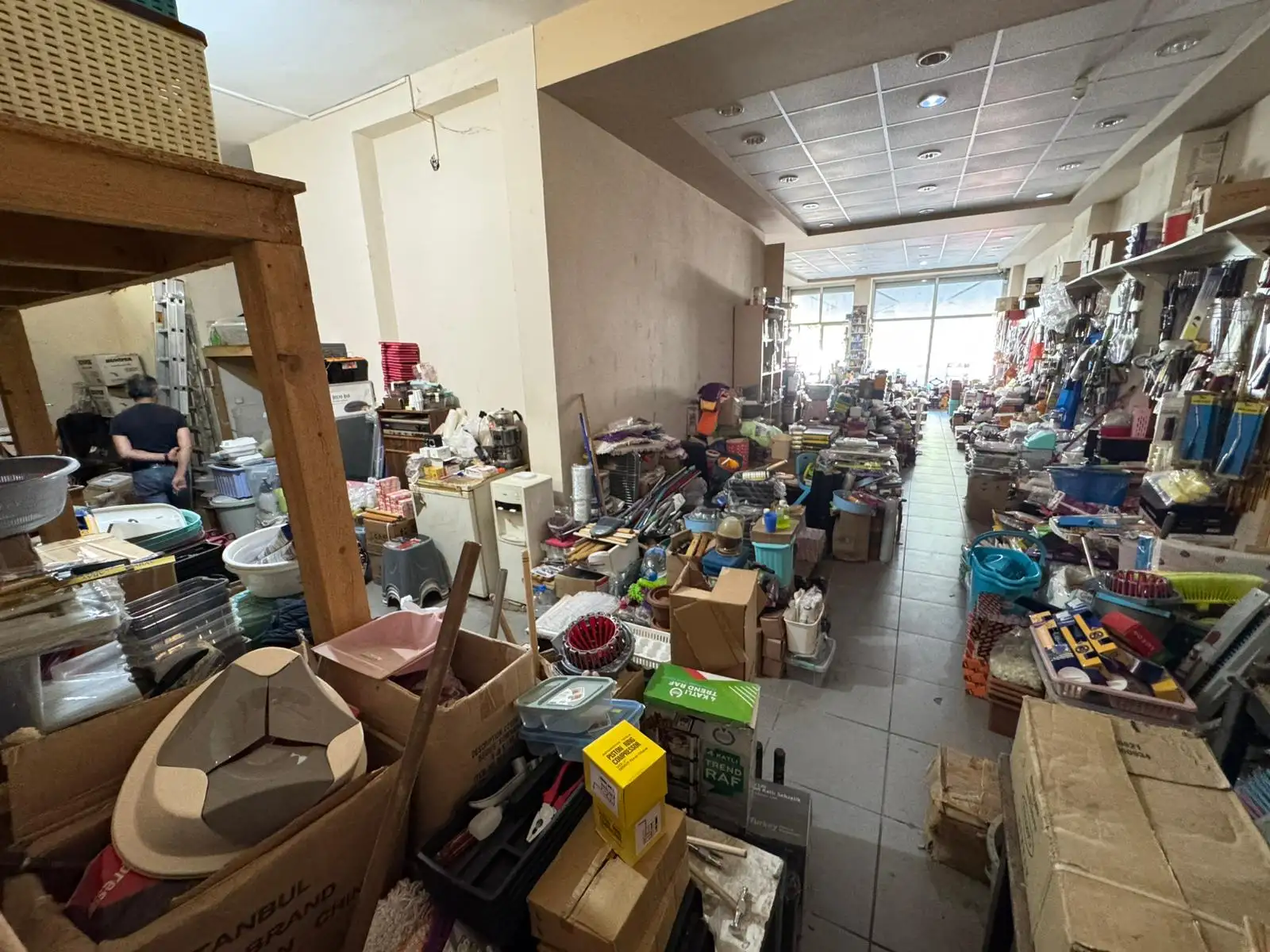 SİLAHTARAĞADA KARADENİZ CADDESİ ÜZERİNDE SATILIK 150M2 DÜKKAN