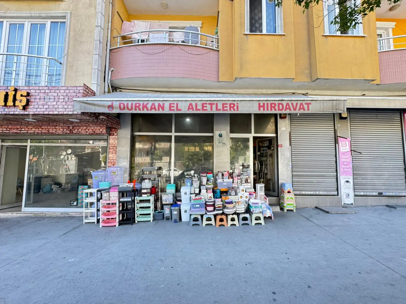 SİLAHTARAĞADA KARADENİZ CADDESİ ÜZERİNDE SATILIK 150M2 DÜKKAN