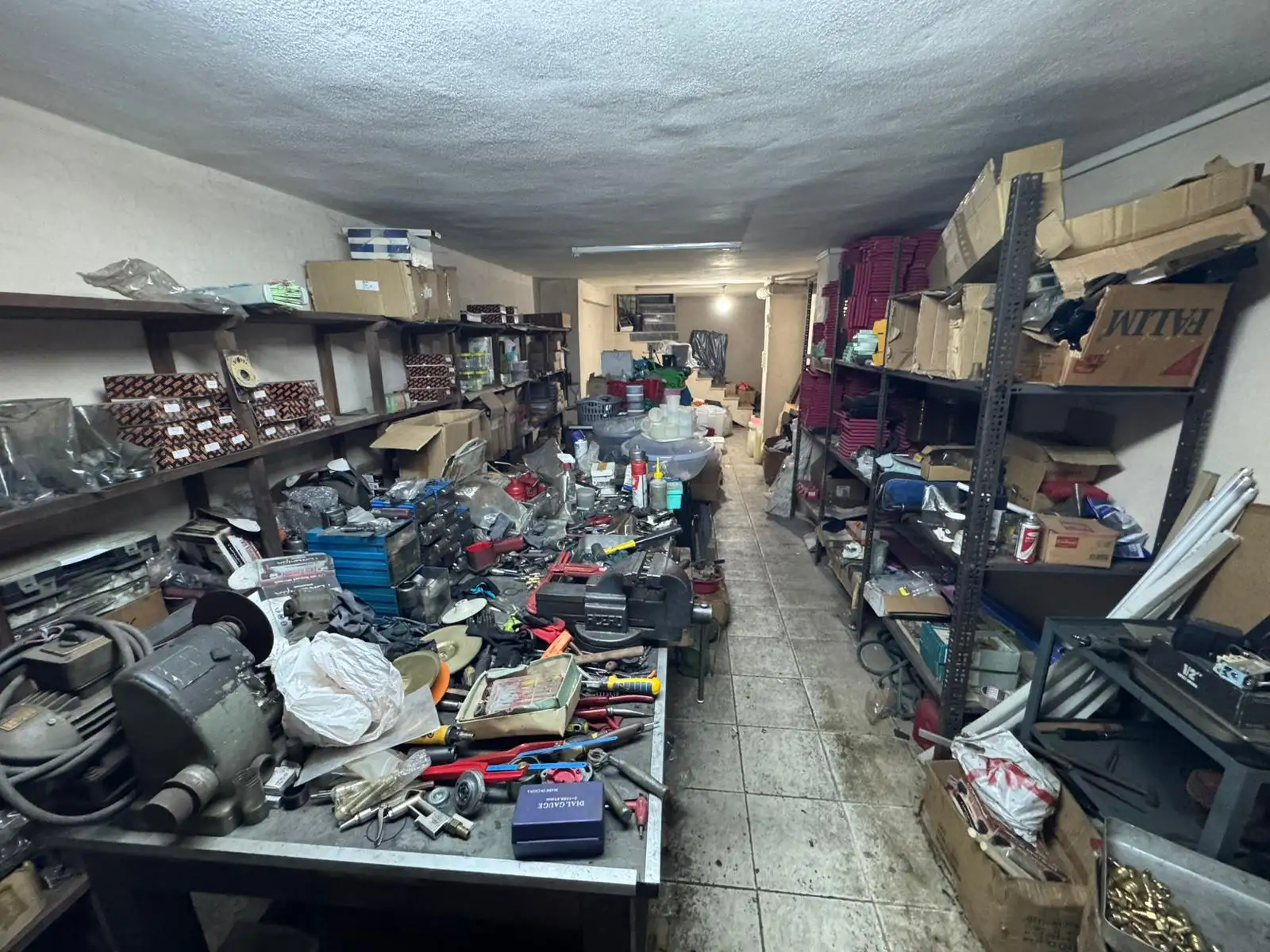 SİLAHTARAĞADA KARADENİZ CADDESİ ÜZERİNDE SATILIK 150M2 DÜKKAN