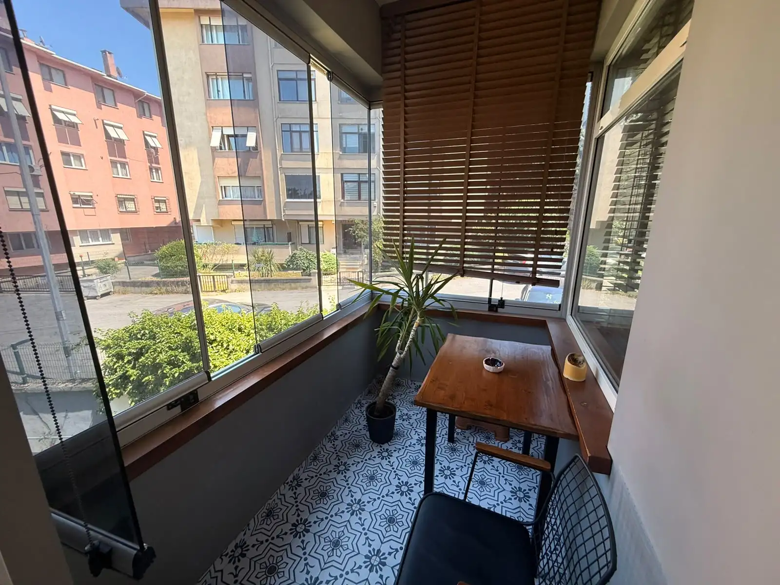ETİLER'DE YENİ TADİLATLI LÜKS VE YENİ EŞYALI KİRALIK 2+1 DAİRE