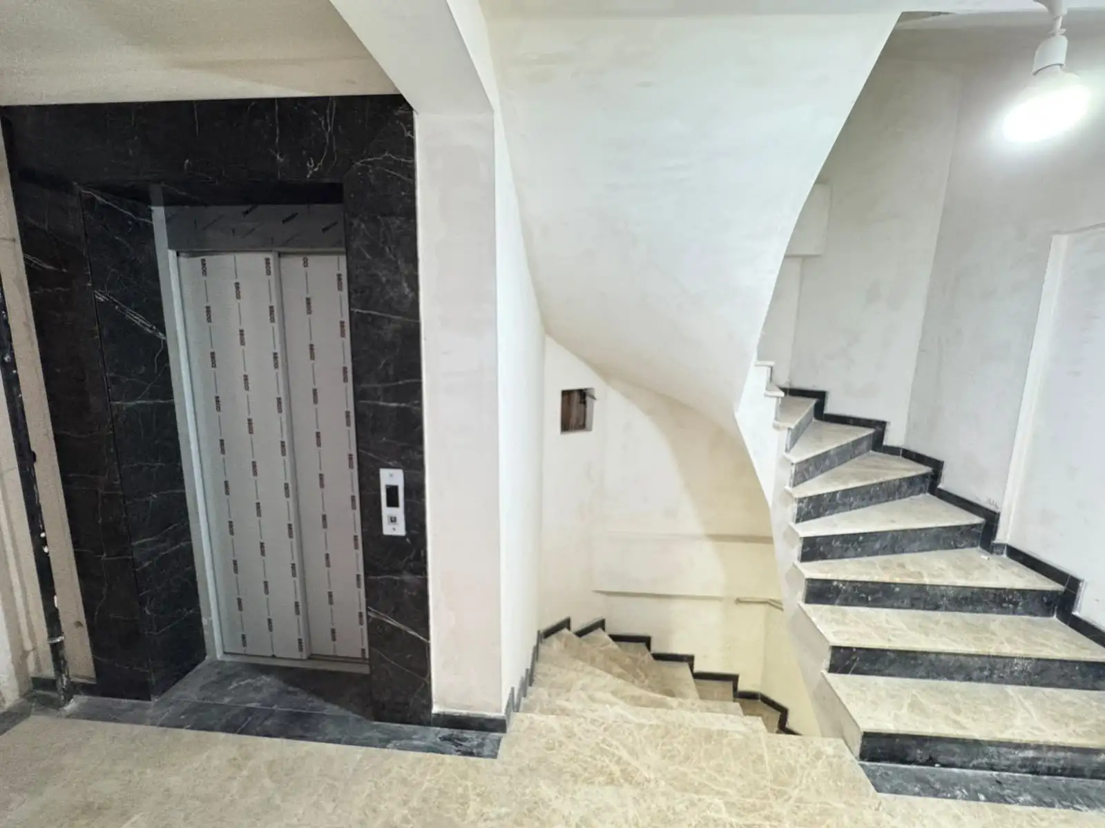 ESENTEPE'DE METROYA YAKIN SIFIR BİNADA SATILIK 2+1 DAİRE