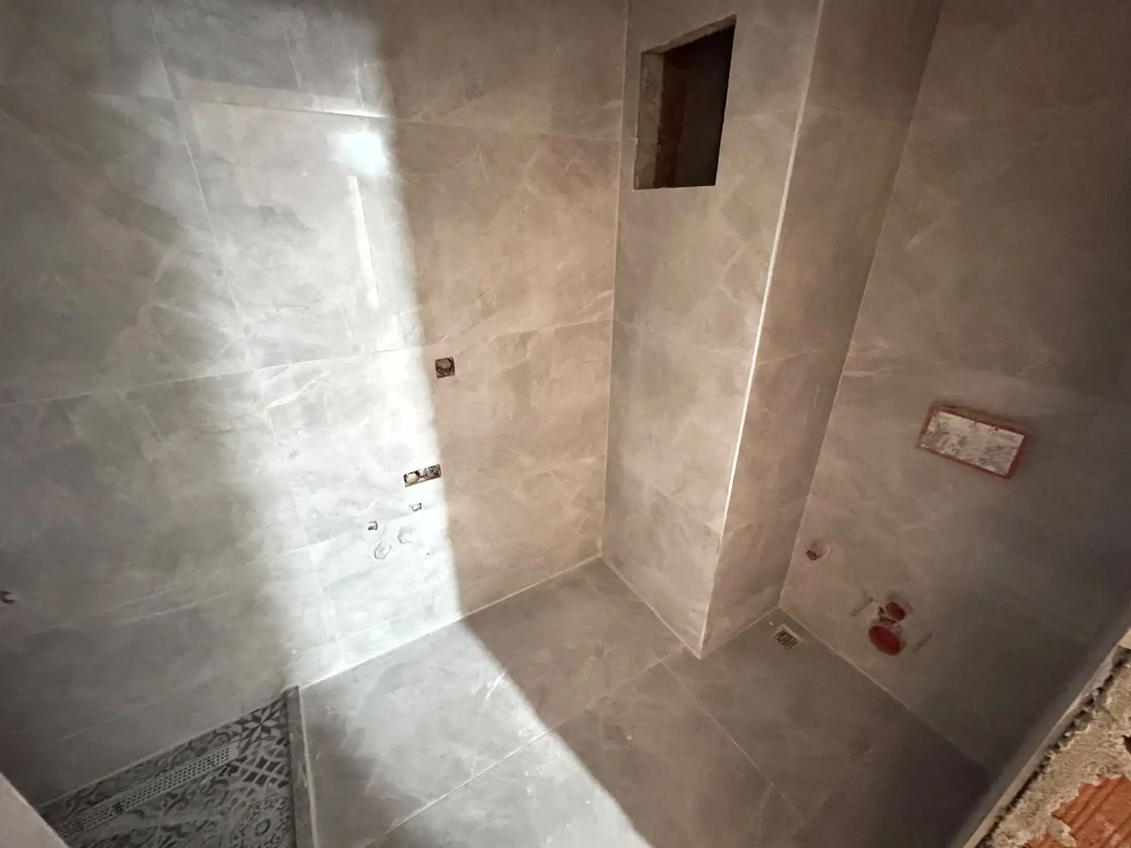 ESENTEPE'DE METROYA YAKIN SIFIR BİNADA SATILIK 2+1 DAİRE