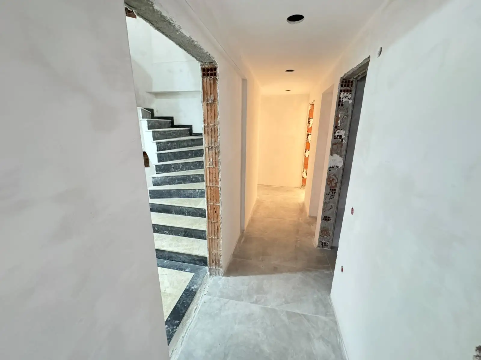ESENTEPE'DE METROYA YAKIN SIFIR BİNADA SATILIK 2+1 DAİRE