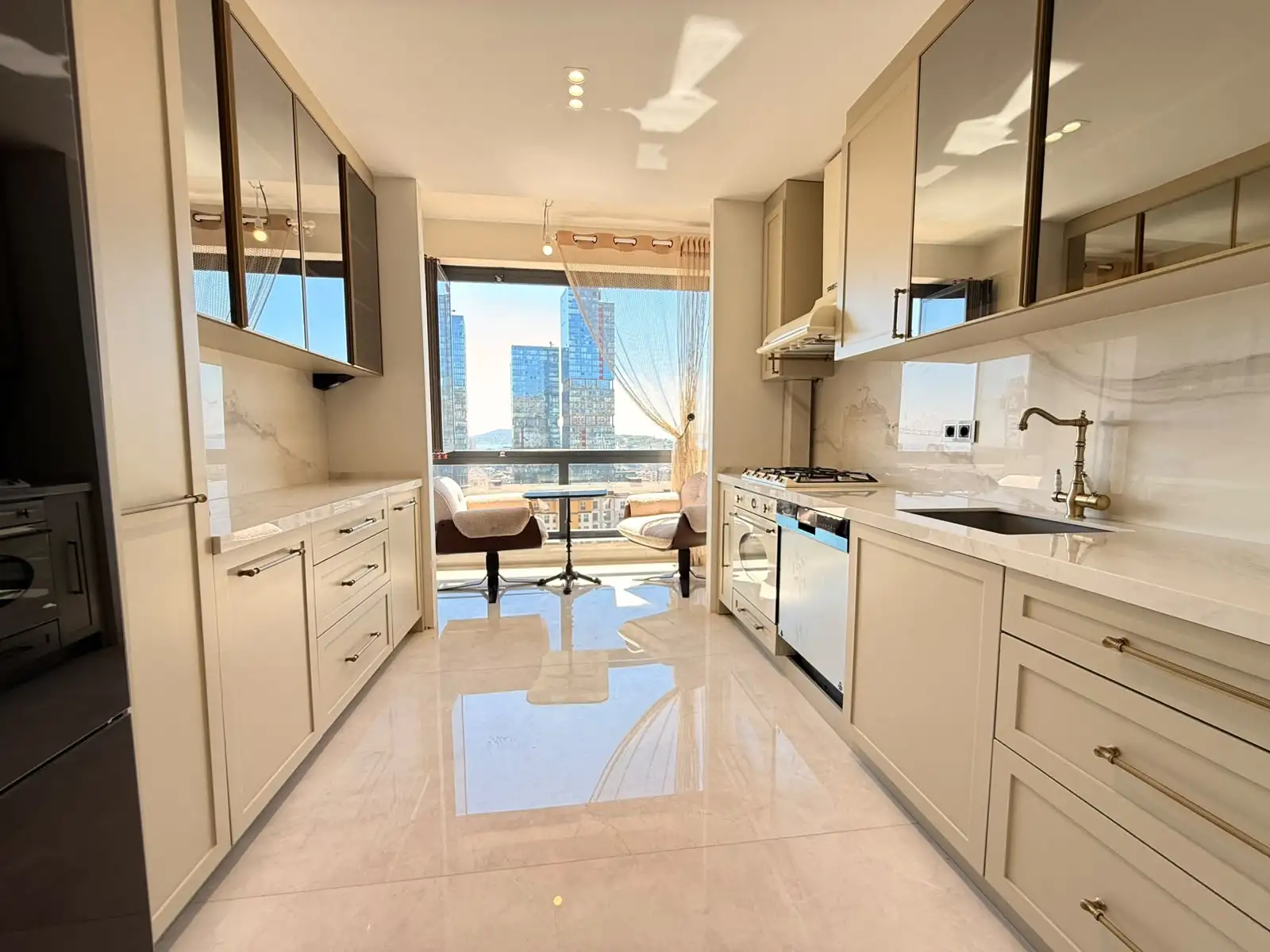 MALTEPE'DE DENİZ MANZARALI ÖZEL TASARIM EŞYALI SATILIK 2+1 DAİRE