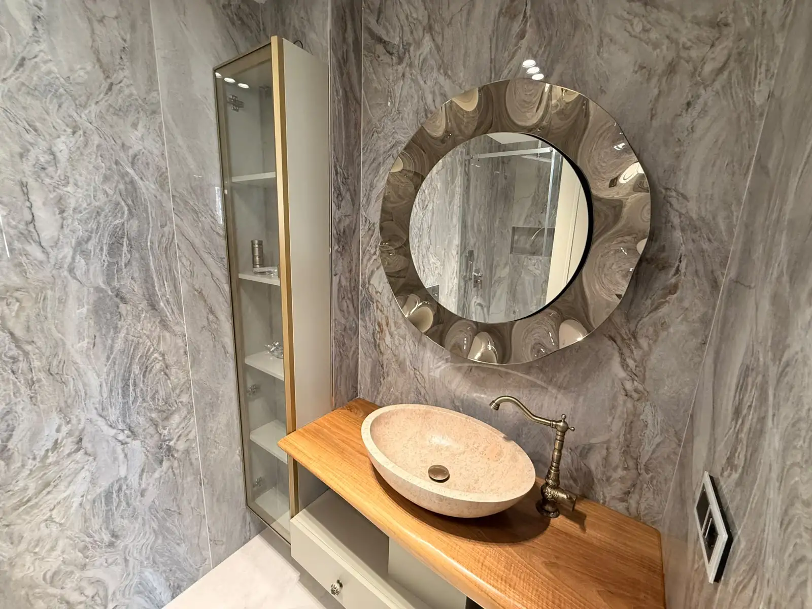 MALTEPE'DE DENİZ MANZARALI ÖZEL TASARIM EŞYALI SATILIK 2+1 DAİRE