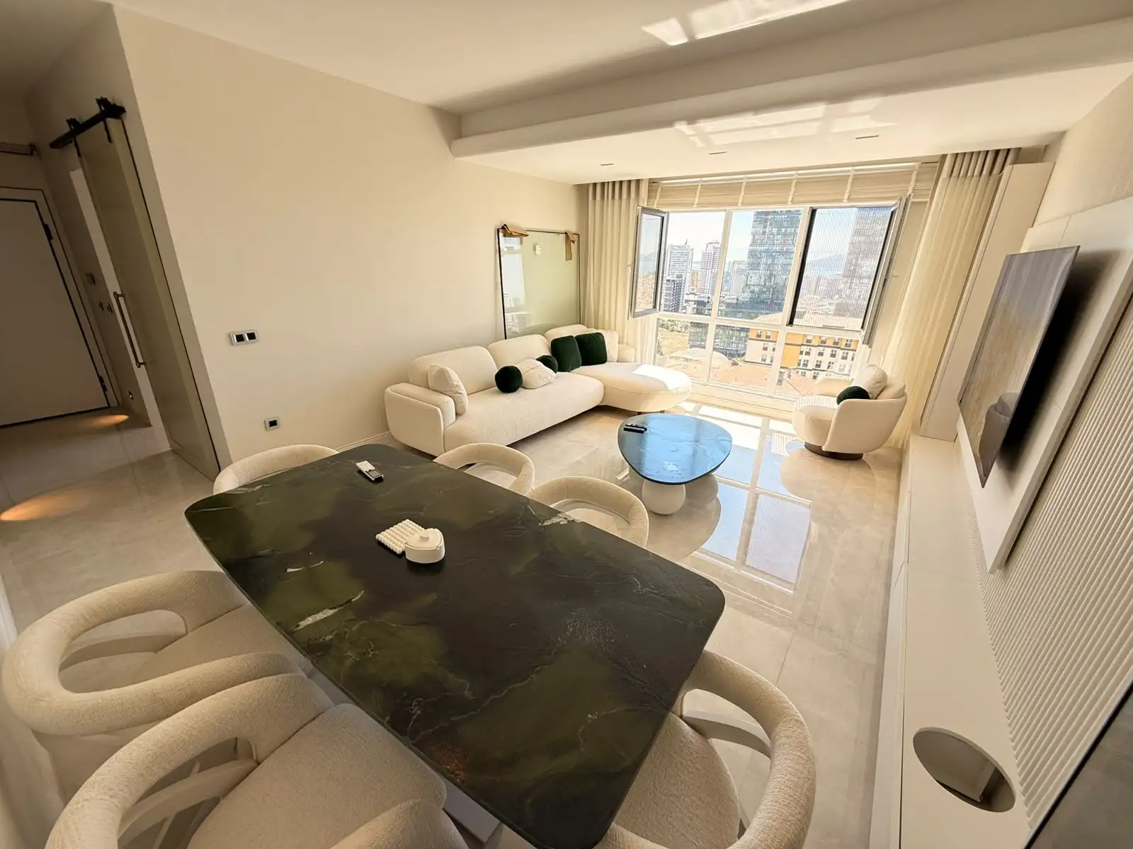 MALTEPE'DE DENİZ MANZARALI ÖZEL TASARIM EŞYALI SATILIK 2+1 DAİRE