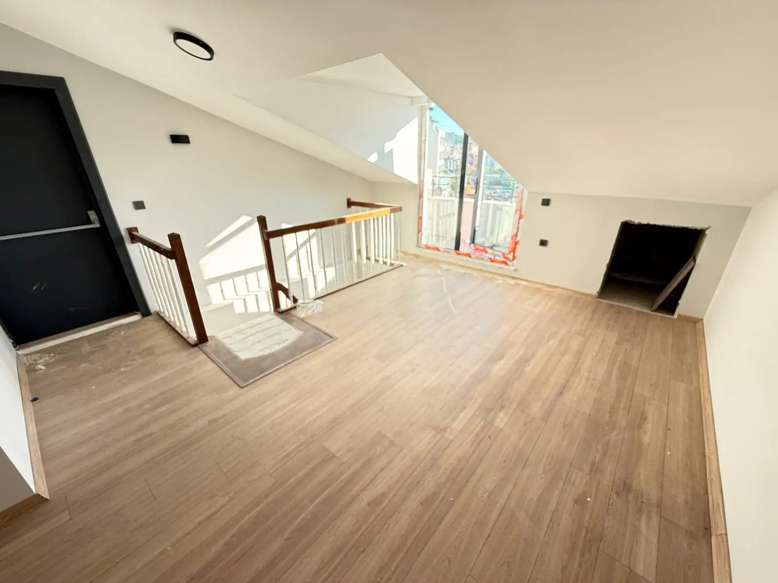 BEYOĞLU SÜTLÜCEDE YENİ BİNADA SATILIK HALİÇ MANZARALI 2+1 DAİRE
