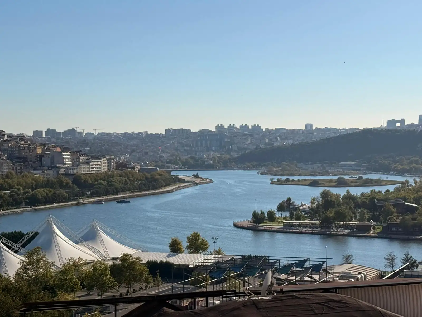 BEYOĞLU SÜTLÜCEDE YENİ BİNADA SATILIK HALİÇ MANZARALI 2+1 DAİRE