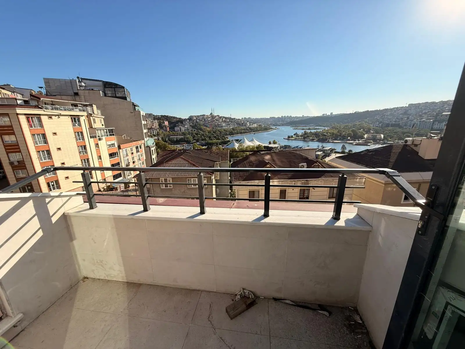 BEYOĞLU SÜTLÜCEDE YENİ BİNADA SATILIK HALİÇ MANZARALI 2+1 DAİRE