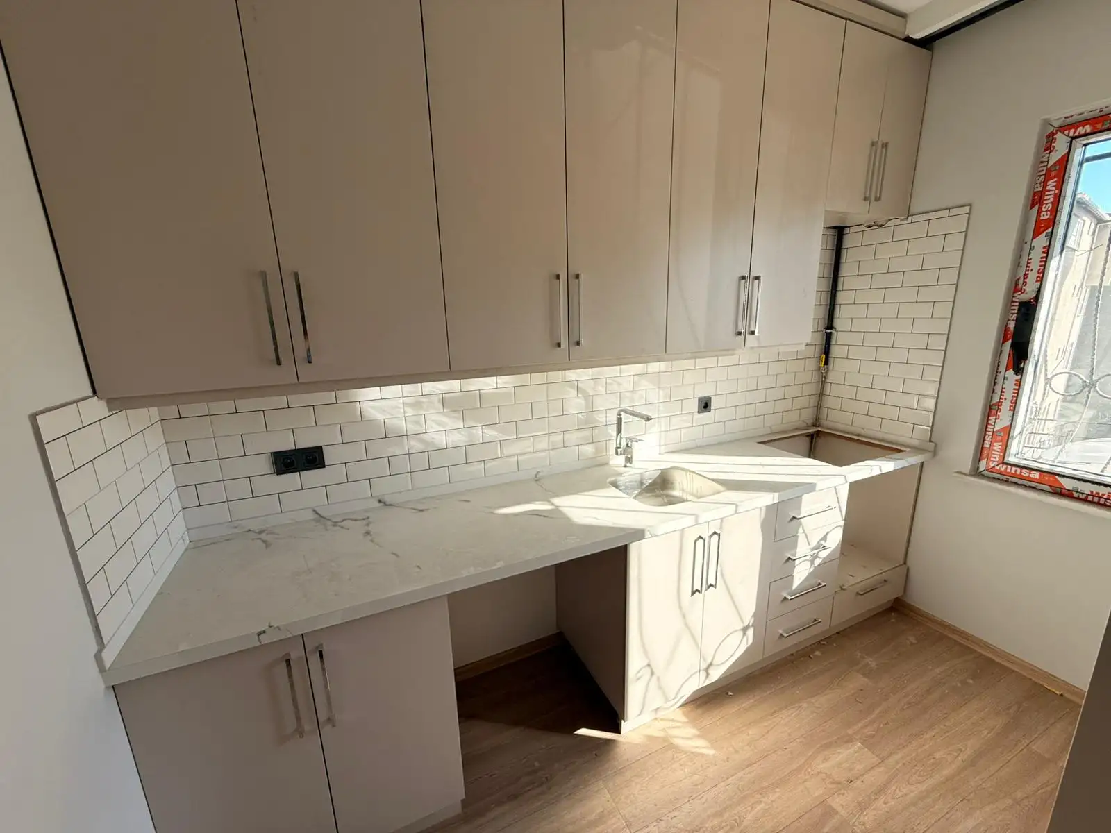 BEYOĞLU SÜTLÜCEDE YENİ BİNADA SATILIK KAPALI MUTFAKLI 2+1 DAİRE