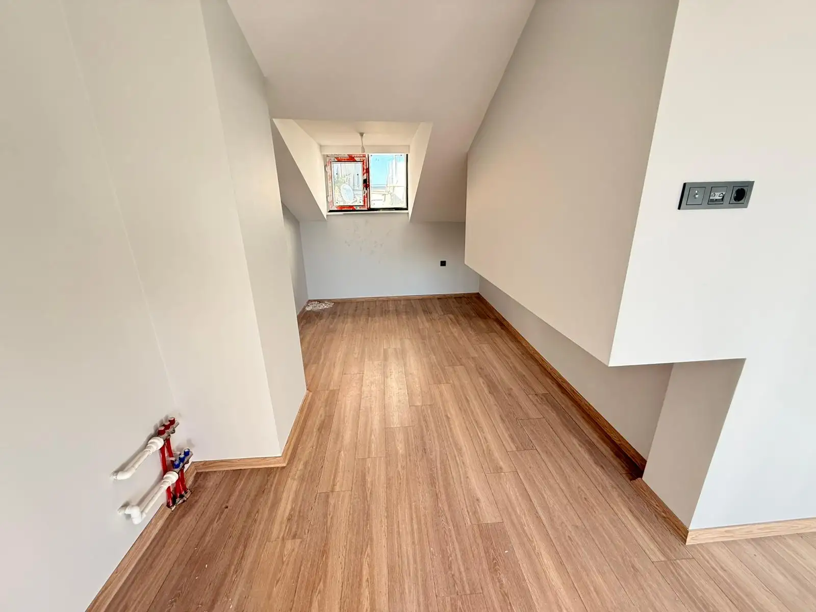BEYOĞLU SÜTLÜCEDE YENİ BİNADA SATILIK HALİÇ MANZARALI 2+1 DAİRE