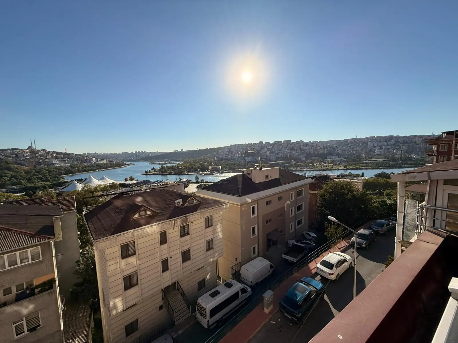 BEYOĞLU SÜTLÜCEDE YENİ BİNADA SATILIK HALİÇ MANZARALI 2+1 DAİRE