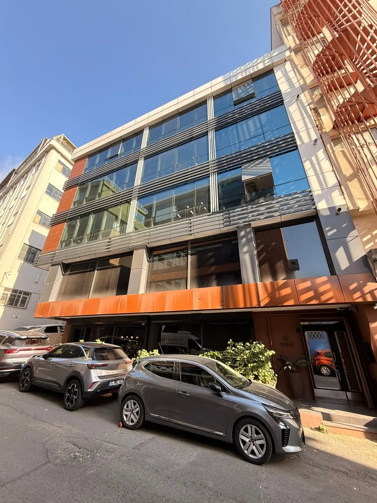 SANAYİ METROYA YAKIN 10 YILLIK SATILIK BİNA ( 7 KATLI )