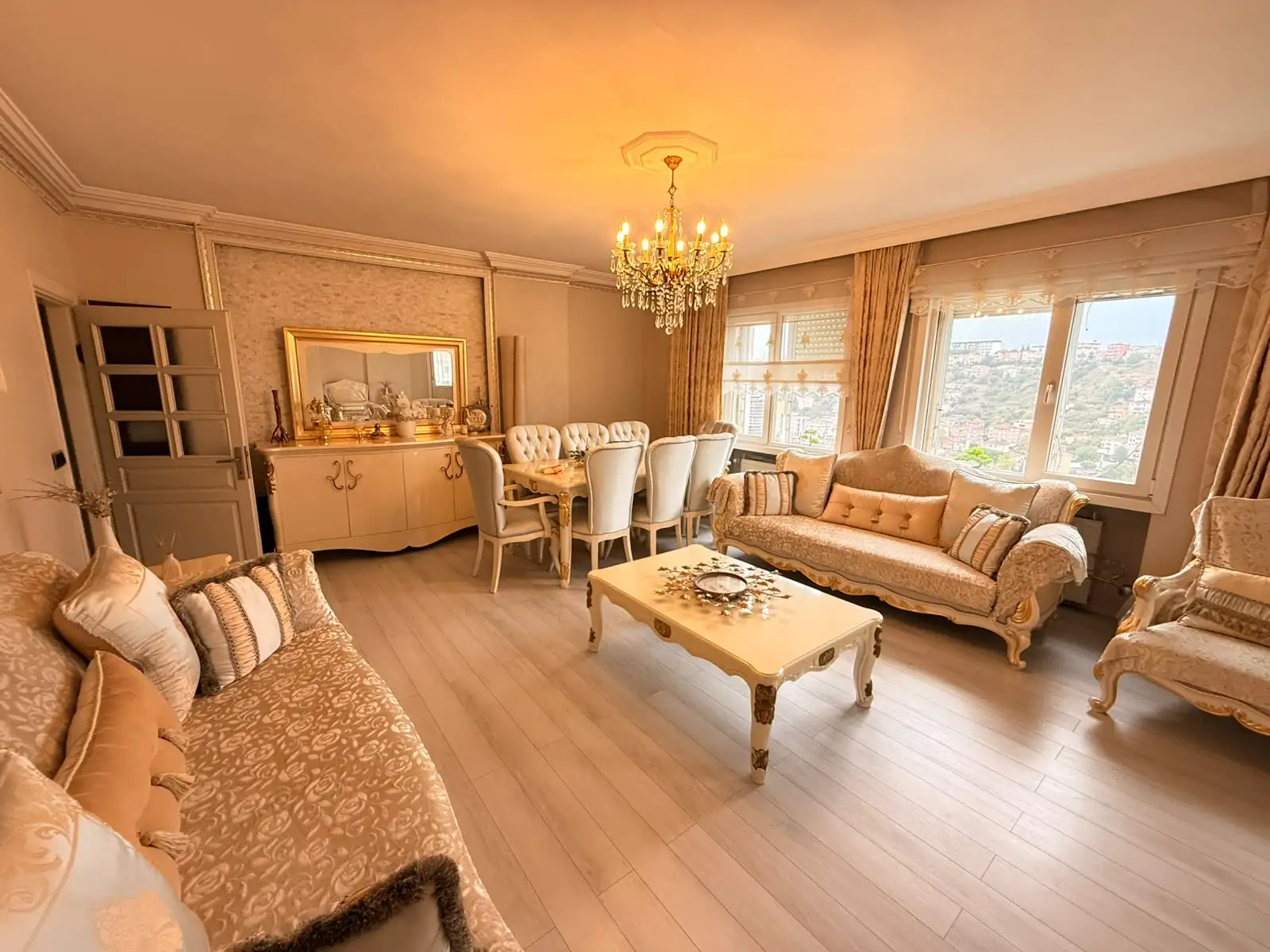 ÇENGELKÖYDE HAVUZLU SİTE İÇERİSİNDE SATILIK 3+1 DAİRE
