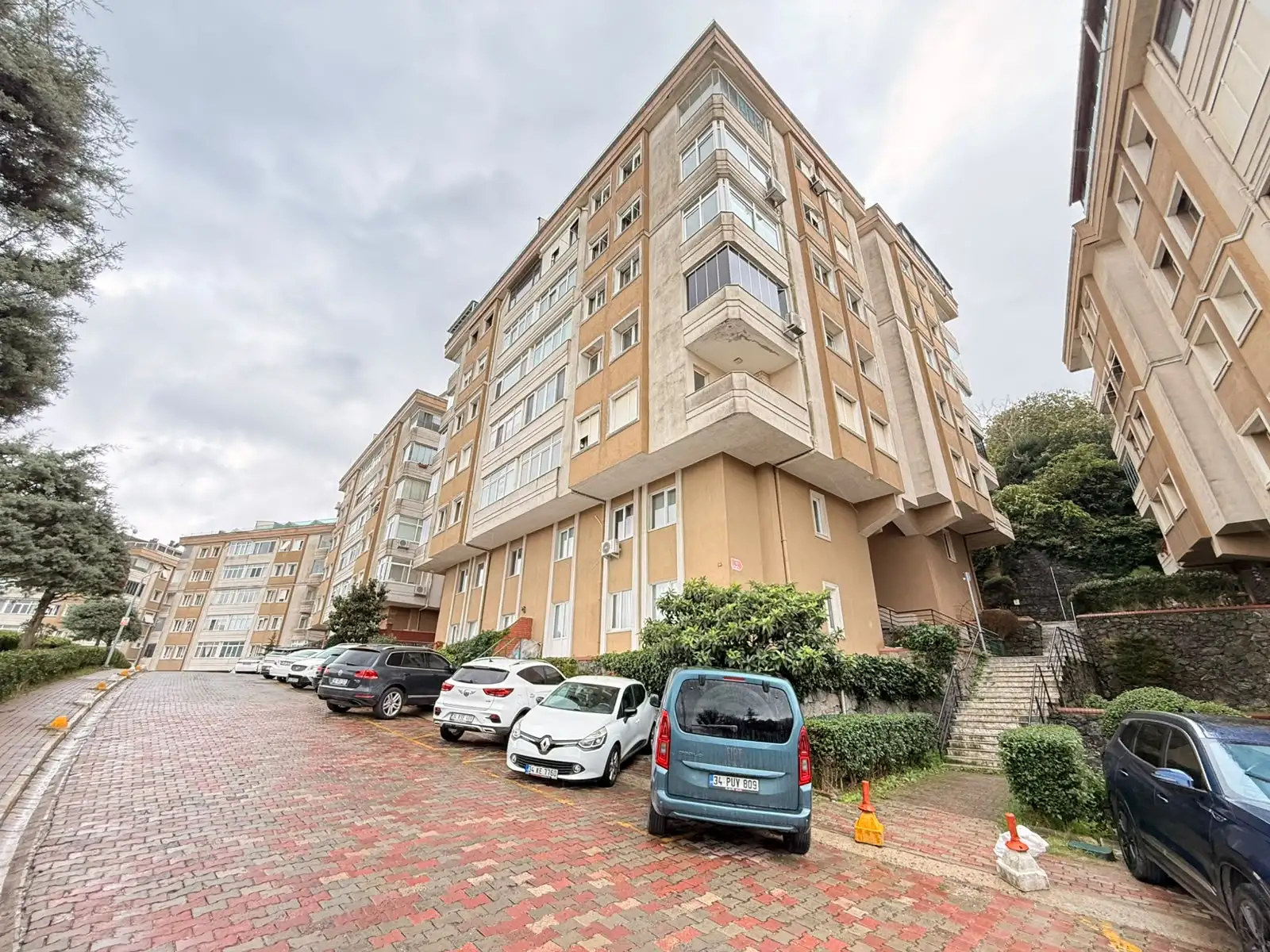 ÇENGELKÖYDE HAVUZLU SİTE İÇERİSİNDE SATILIK 3+1 DAİRE